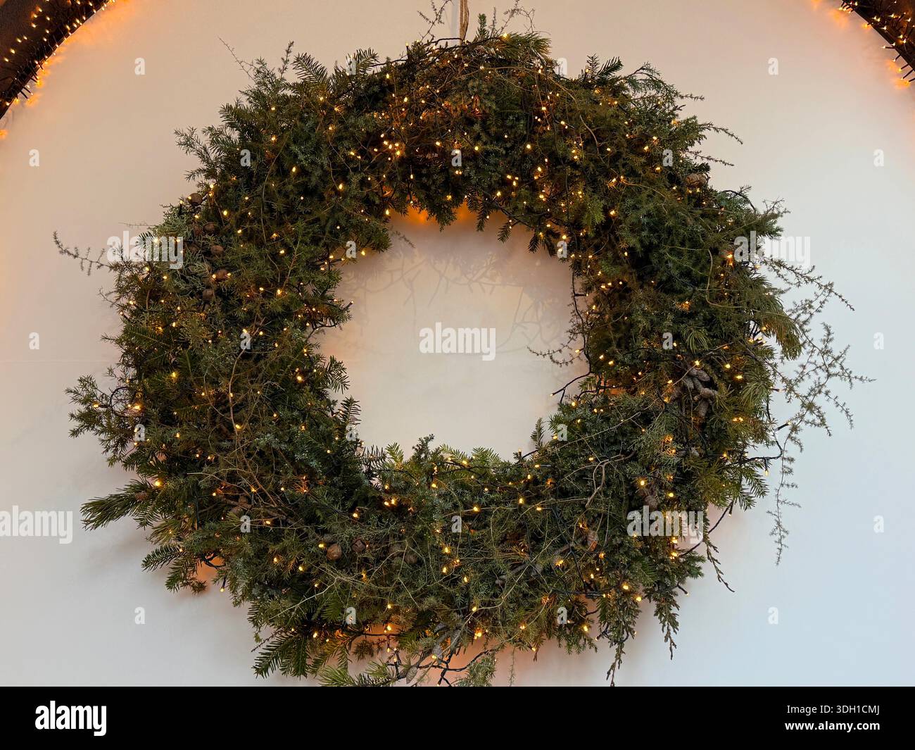 Weihnachtskranz Weihnachtsdekoration mit Lichterkette Stockfoto