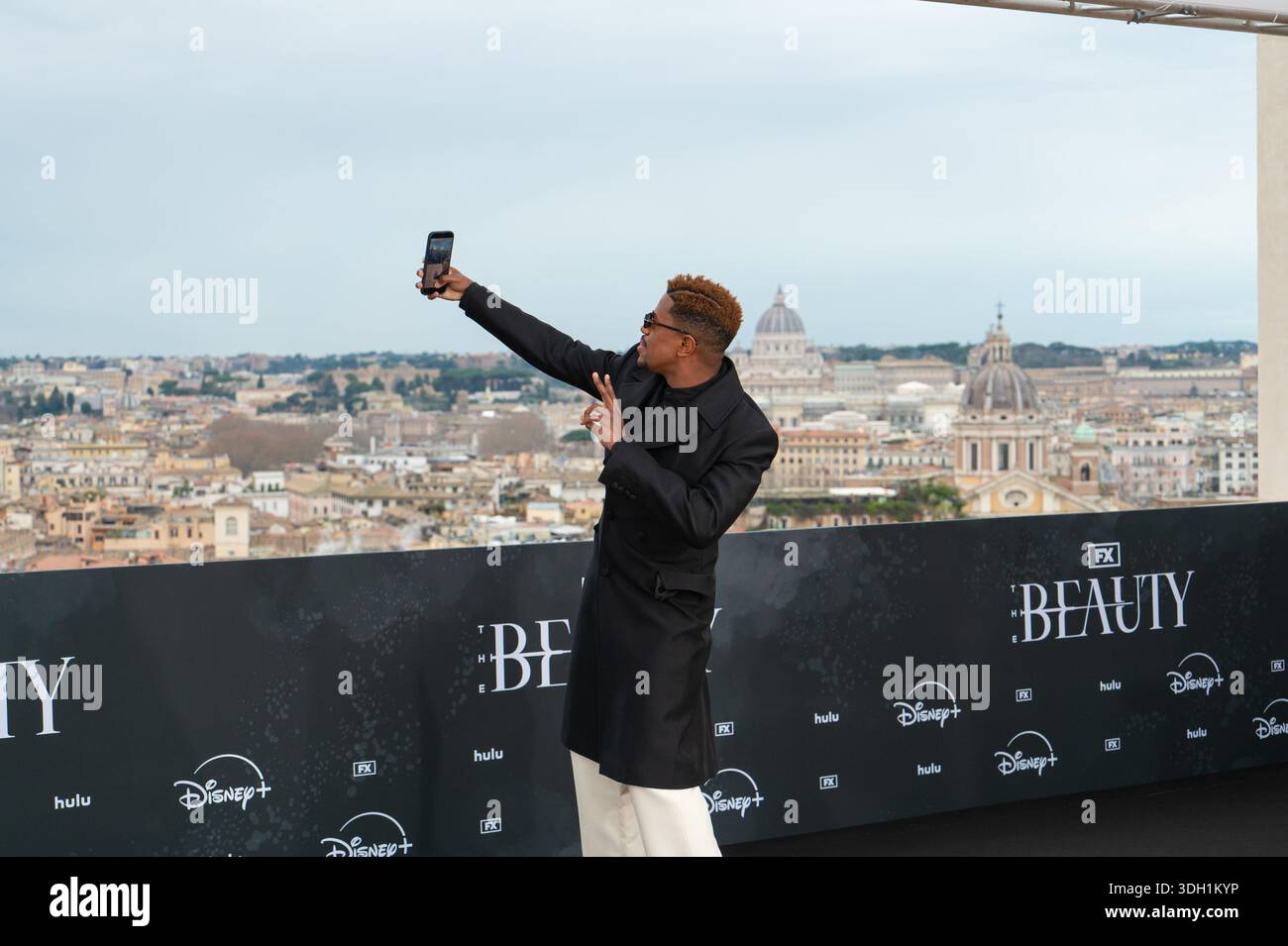 Der US-amerikanische Schauspieler und Sänger Jeremy Pope während des Fotoaufrufs der FX-Thriller-Serie The Beauty at the Hotel de la Ville. Rom (Italien), Stockfoto