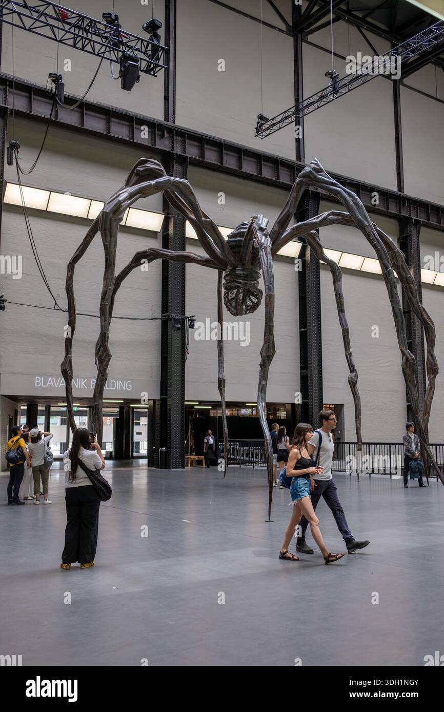 Maman Spider von Louise Bourgeois im Tate Modern Art Museum in London England Stockfoto
