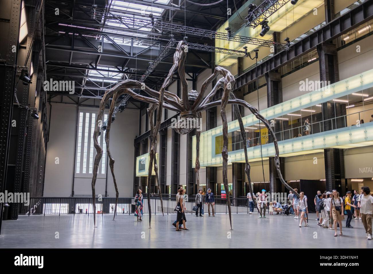 Maman Spider von Louise Bourgeois im Tate Modern Art Museum in London England Stockfoto