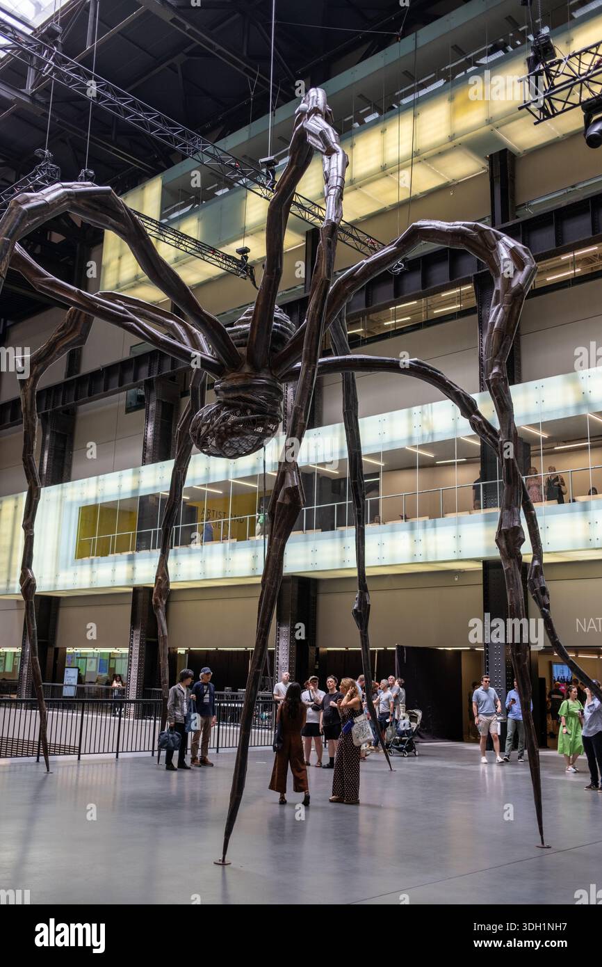 Maman Spider von Louise Bourgeois im Tate Modern Art Museum in London England Stockfoto