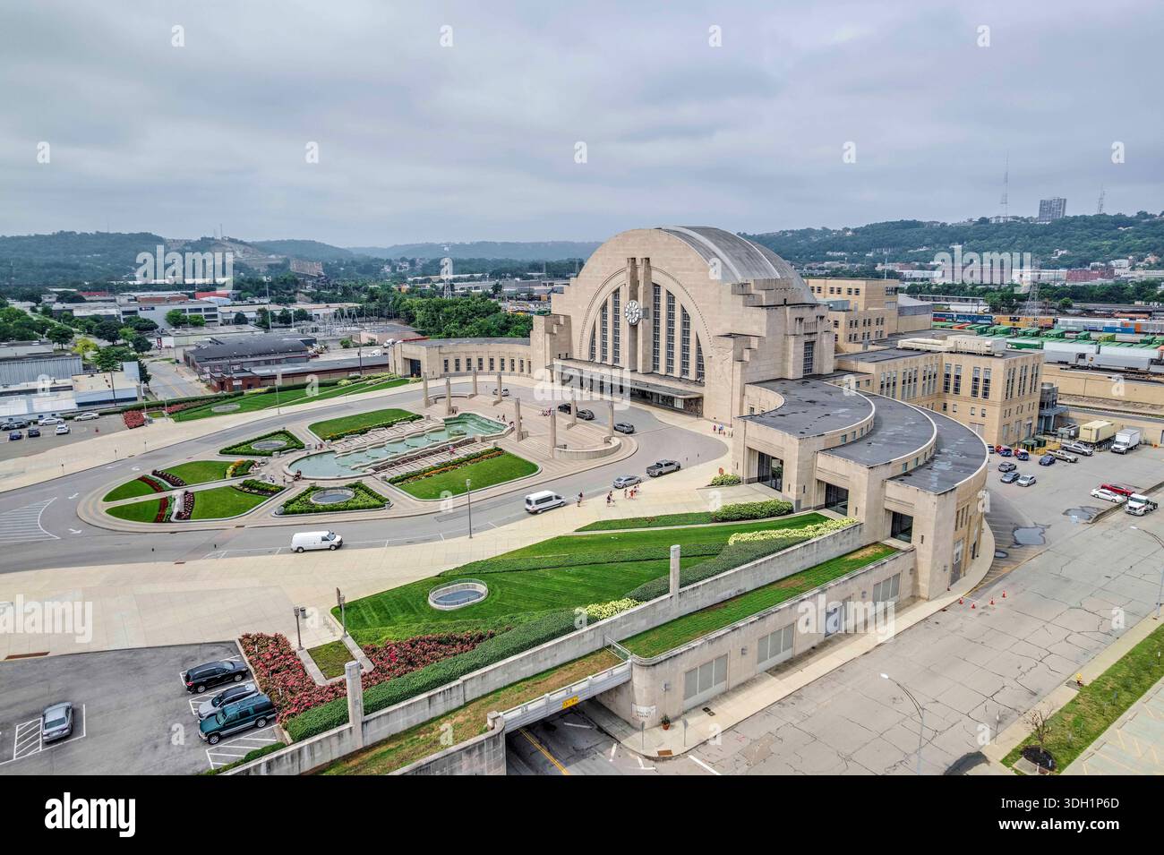 20. Juli 2025, Cincinnati, Ohio, USA: Das Cincinnati Union Terminal fotografiert Sonntag, 20. Juli 2025. Das Cincinnati Museum Center ist ein Museumskomplex, der vom Cincinnati Union Terminal im Stadtteil Queensgate von Cincinnati, Ohio, aus betrieben wird. Es beherbergt Museen, Theater, eine Bibliothek und eine sinfonische Pfeifenorgel sowie spezielle Wanderausstellungen. (Kreditbild: © James D. DeCamp/ZUMA Press Wire) NUR REDAKTIONELLE VERWENDUNG! Nicht für kommerzielle ZWECKE! Stockfoto