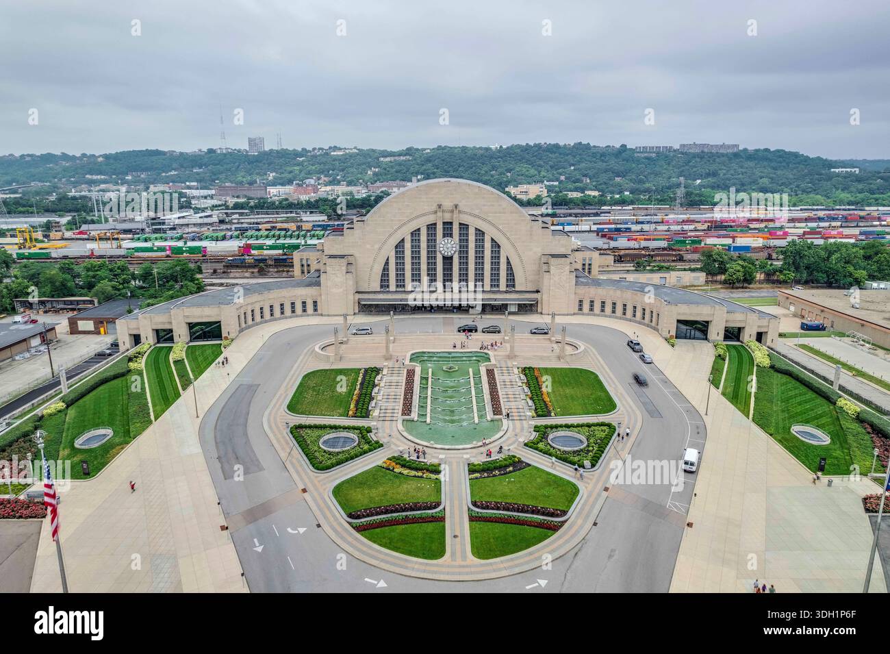 20. Juli 2025, Cincinnati, Ohio, USA: Das Cincinnati Union Terminal fotografiert Sonntag, 20. Juli 2025. Das Cincinnati Museum Center ist ein Museumskomplex, der vom Cincinnati Union Terminal im Stadtteil Queensgate von Cincinnati, Ohio, aus betrieben wird. Es beherbergt Museen, Theater, eine Bibliothek und eine sinfonische Pfeifenorgel sowie spezielle Wanderausstellungen. (Kreditbild: © James D. DeCamp/ZUMA Press Wire) NUR REDAKTIONELLE VERWENDUNG! Nicht für kommerzielle ZWECKE! Stockfoto