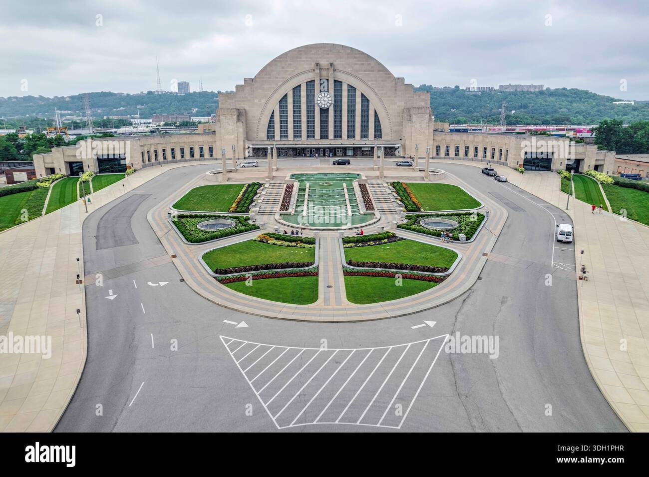20. Juli 2025, Cincinnati, Ohio, USA: Das Cincinnati Union Terminal fotografiert Sonntag, 20. Juli 2025. Das Cincinnati Museum Center ist ein Museumskomplex, der vom Cincinnati Union Terminal im Stadtteil Queensgate von Cincinnati, Ohio, aus betrieben wird. Es beherbergt Museen, Theater, eine Bibliothek und eine sinfonische Pfeifenorgel sowie spezielle Wanderausstellungen. (Kreditbild: © James D. DeCamp/ZUMA Press Wire) NUR REDAKTIONELLE VERWENDUNG! Nicht für kommerzielle ZWECKE! Stockfoto
