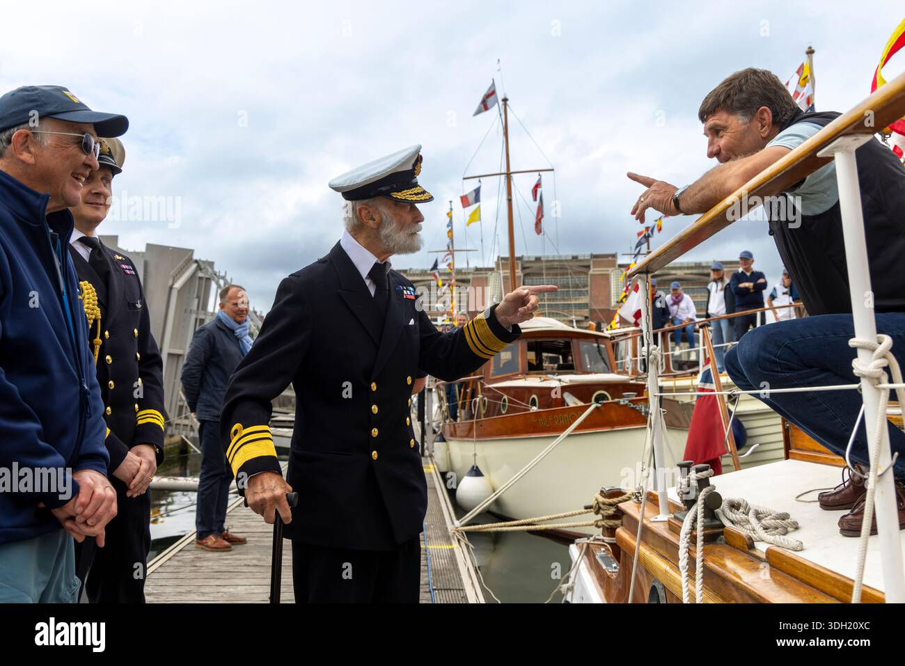 Prinz Michael von Kent, Ehrenadmiral der Vereinigung der kleinen Schiffe Dünkirchen, besucht die kleinen Schiffe im Hafen von Dünkirchen während des Aufenthalts Stockfoto
