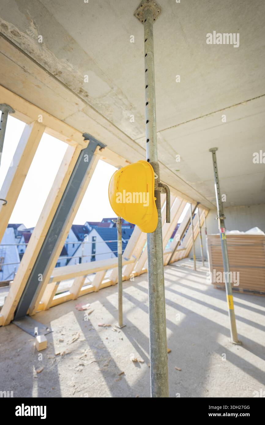 Rohbau mit Holzdachträgern und Baustellensicherheitseinrichtungen im Innenbereich, Zimmerei, Renovierung, Dacherweiterung, Stuttgart, Deutschland Stockfoto
