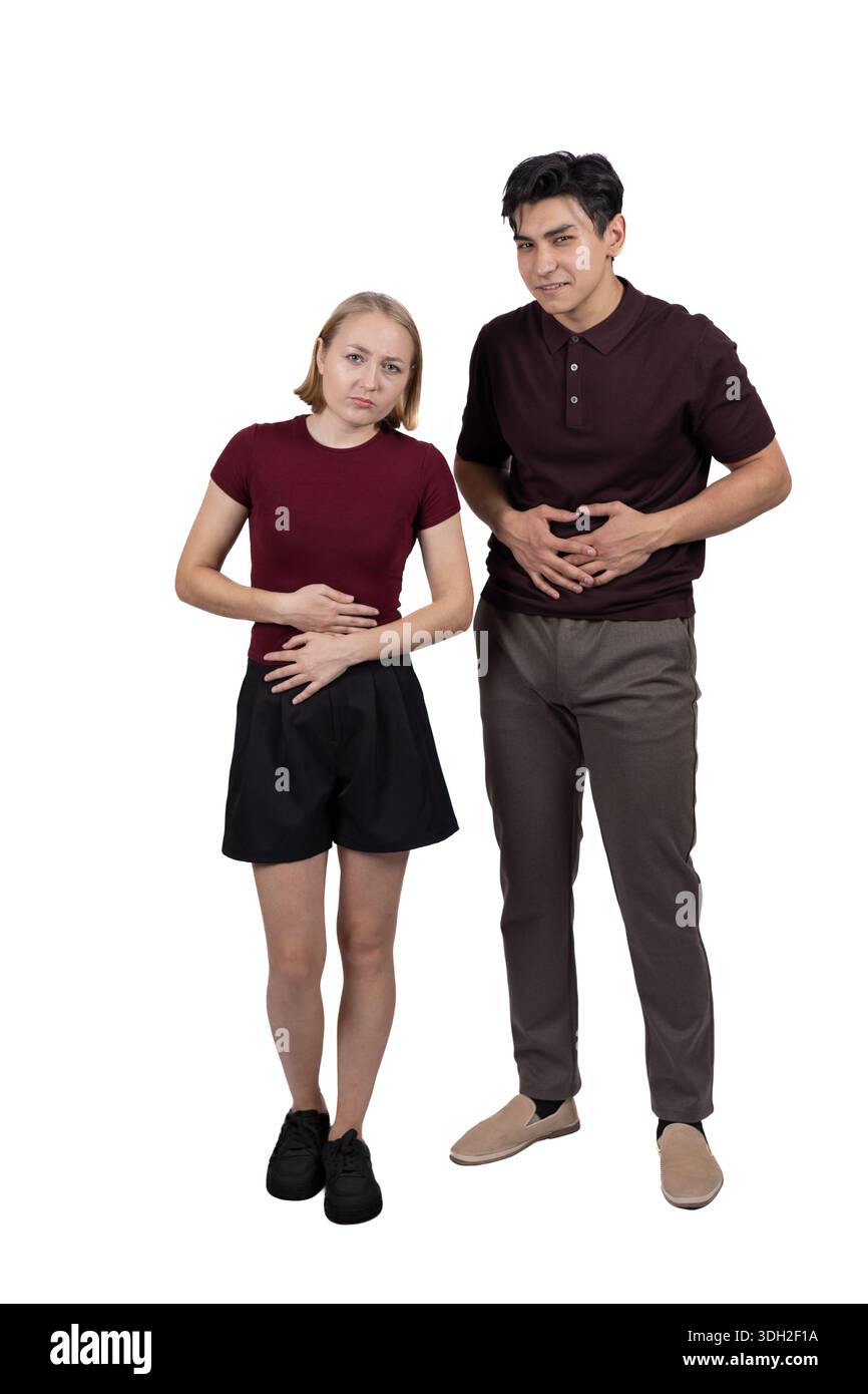 Junger Mann und Frau stehen zusammen und schauen in einer Studioaufnahme in die Kamera Stockfoto