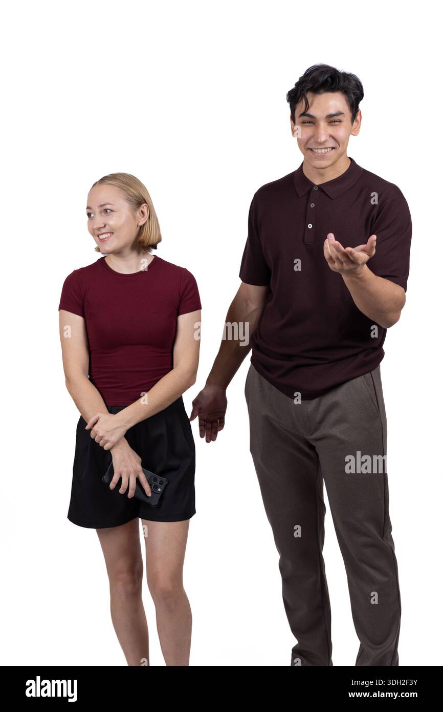 Junge Mann und Frau, die sich unterhalten und Gesten in einem Studio geben Stockfoto