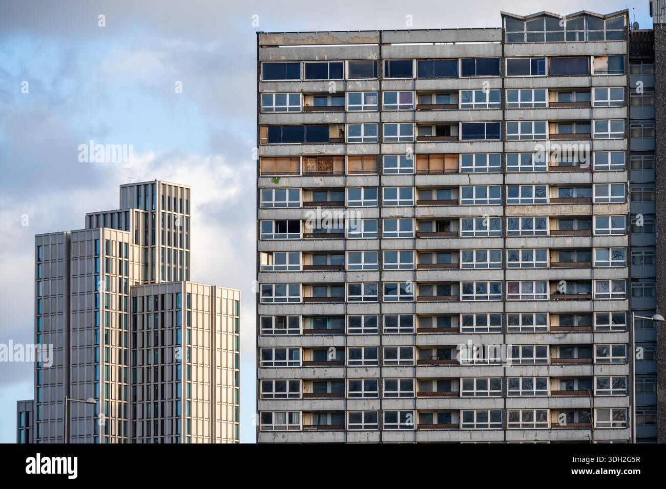 Der Turm von Lund House steht außer Betrieb und wartet auf die Sanierung des Carpeters Estate mit den neu erbauten Wohngebäuden der Stratford High St Stockfoto