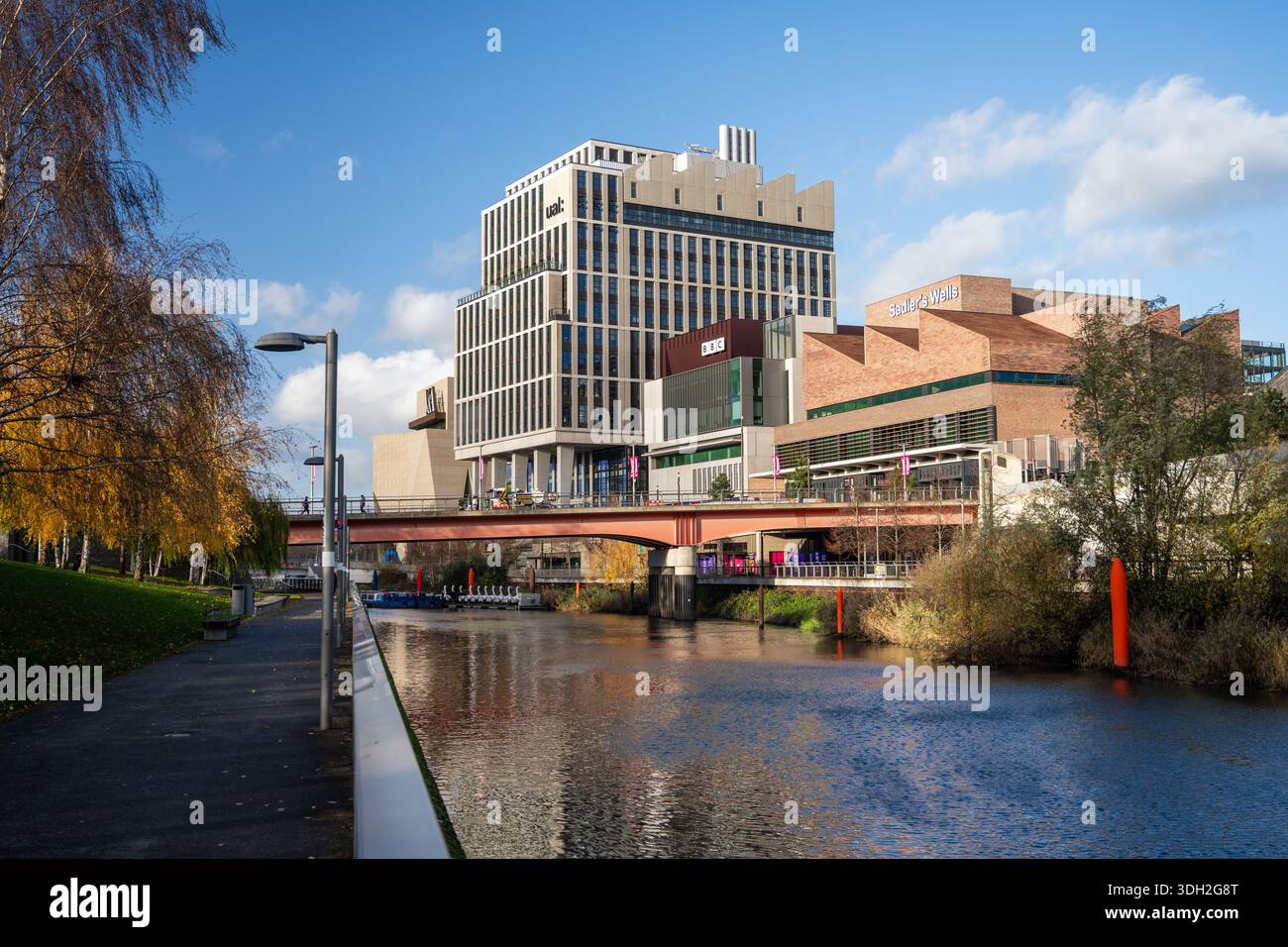 Neue Gebäude kultureller Einrichtungen säumen den Waterworks River am East Bank im Stratford Olympic Park. Stockfoto