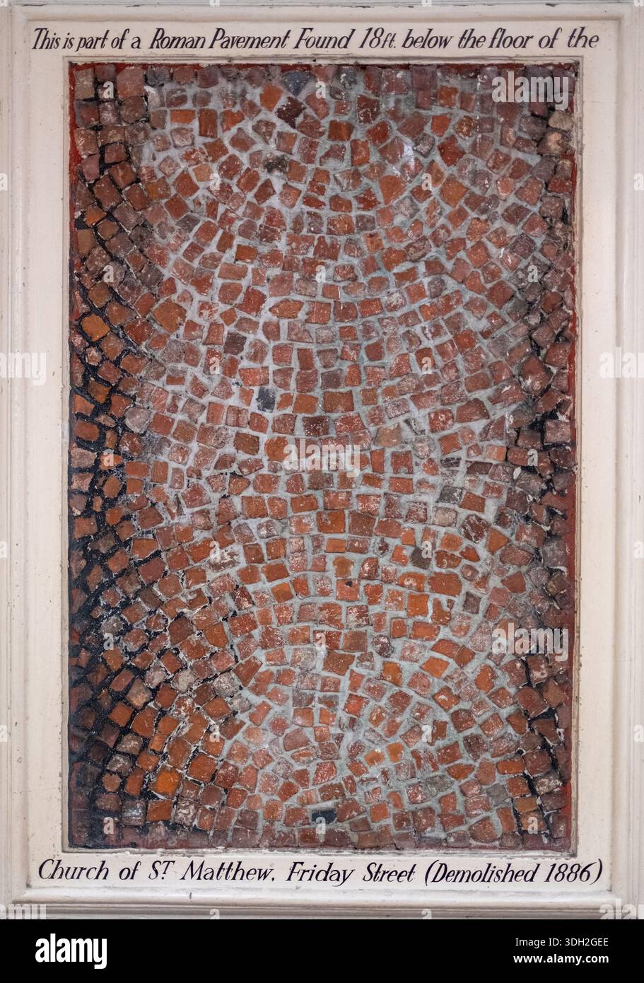 Historisches römisches Pflaster unter Überresten der St. Mathew Friday Street, heute im Innenhof von St. Vedast alias Foster Church in der Nähe von Cheapside Stockfoto