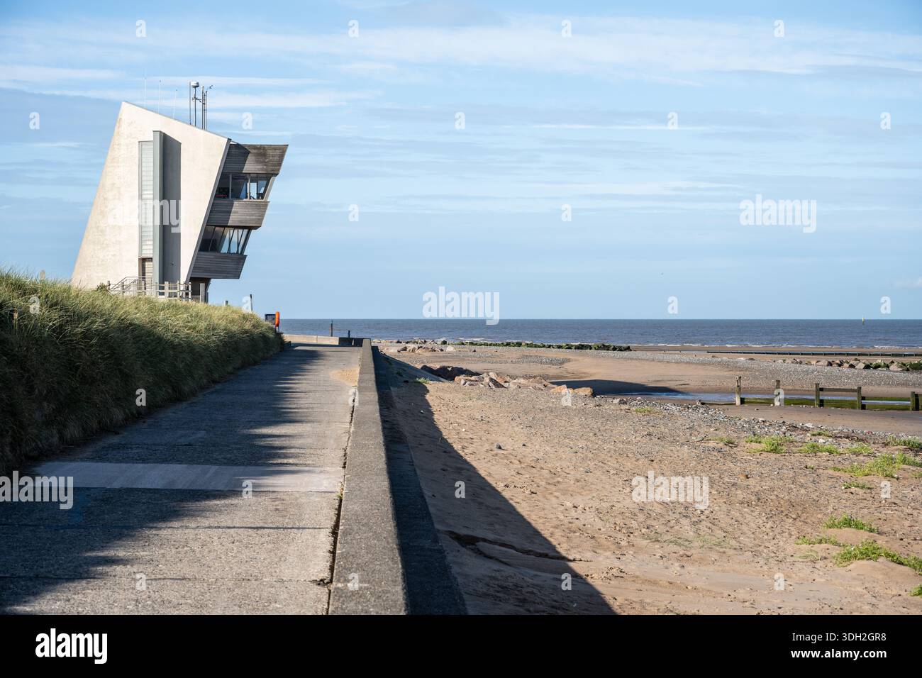 Der Rossall Point Aussichtsturm blickt auf die Morecambe Bay bei Fleetwood in Lancashire. Stockfoto