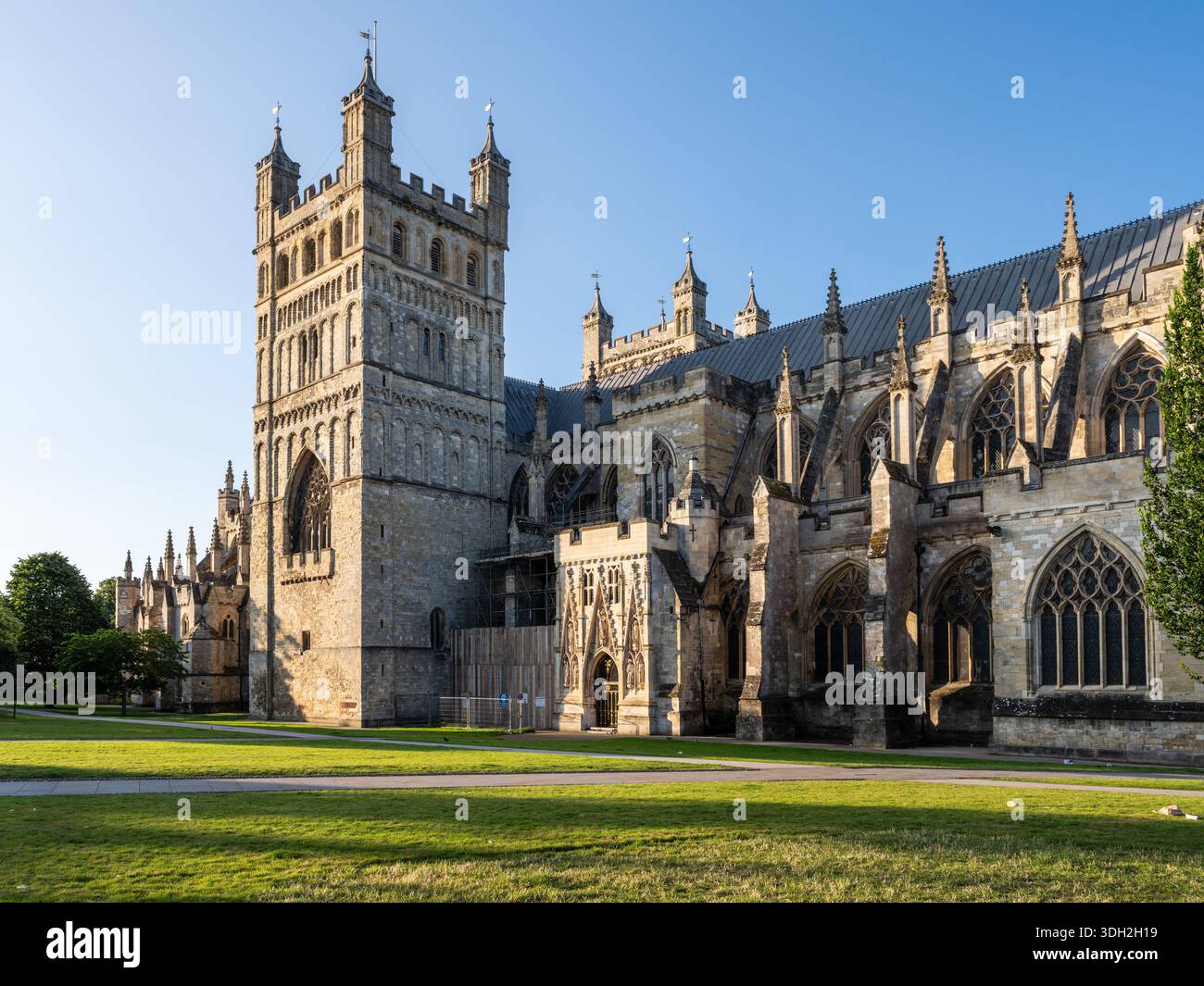 Das Morgenlicht fällt auf die normannischen Türme der Kathedrale von Exeter in Devon, England Stockfoto