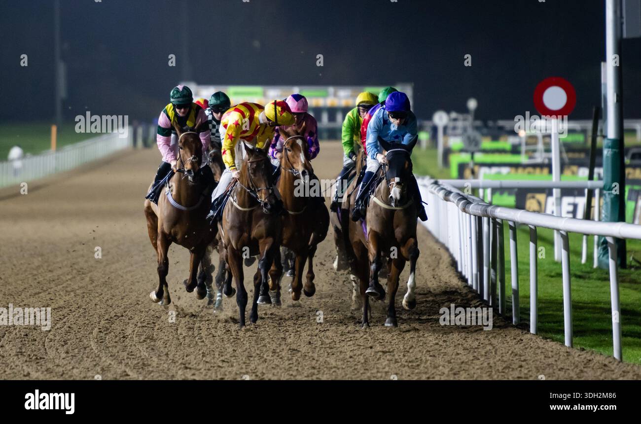 Wolverhampton, Großbritannien, Montag, den 19. Januar 2026; Al Baahy und Jockey Billy Loughnane gewinnen die Midnite, erhöhen die Wettspiele für Trainer Kevin Frost und Eigentümer Curzon House Partnership. Credit JTW equine Images / Alamy Live News. Stockfoto