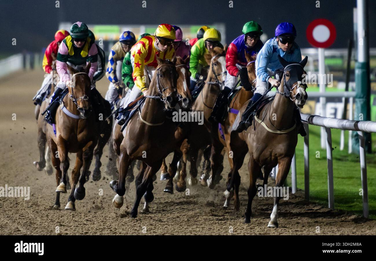Wolverhampton, Großbritannien, Montag, den 19. Januar 2026; Al Baahy und Jockey Billy Loughnane gewinnen die Midnite, erhöhen die Wettspiele für Trainer Kevin Frost und Eigentümer Curzon House Partnership. Credit JTW equine Images / Alamy Live News. Stockfoto