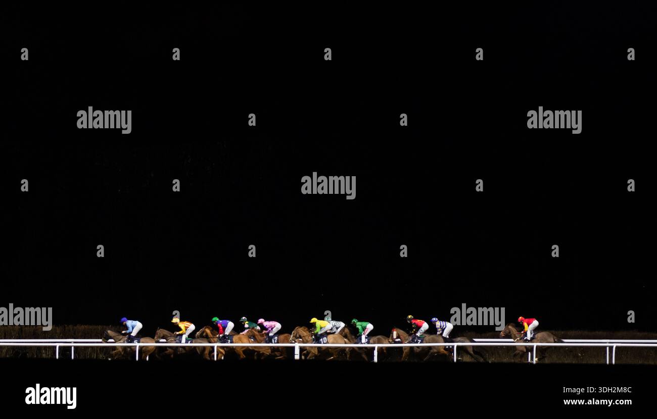 Wolverhampton, Großbritannien, Montag, den 19. Januar 2026; Al Baahy und Jockey Billy Loughnane gewinnen die Midnite, erhöhen die Wettspiele für Trainer Kevin Frost und Eigentümer Curzon House Partnership. Credit JTW equine Images / Alamy Live News. Stockfoto