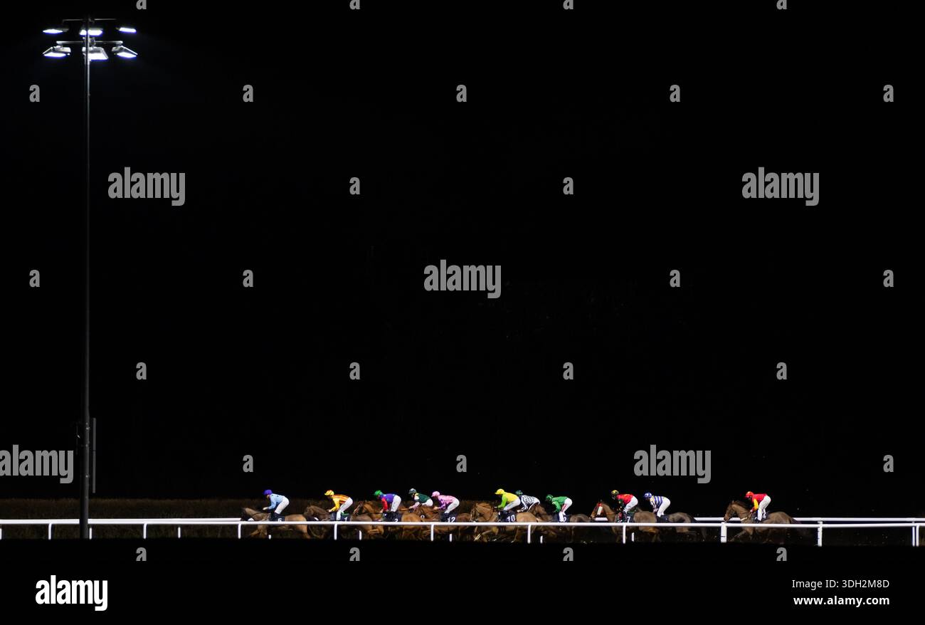 Wolverhampton, Großbritannien, Montag, den 19. Januar 2026; Al Baahy und Jockey Billy Loughnane gewinnen die Midnite, erhöhen die Wettspiele für Trainer Kevin Frost und Eigentümer Curzon House Partnership. Credit JTW equine Images / Alamy Live News. Stockfoto