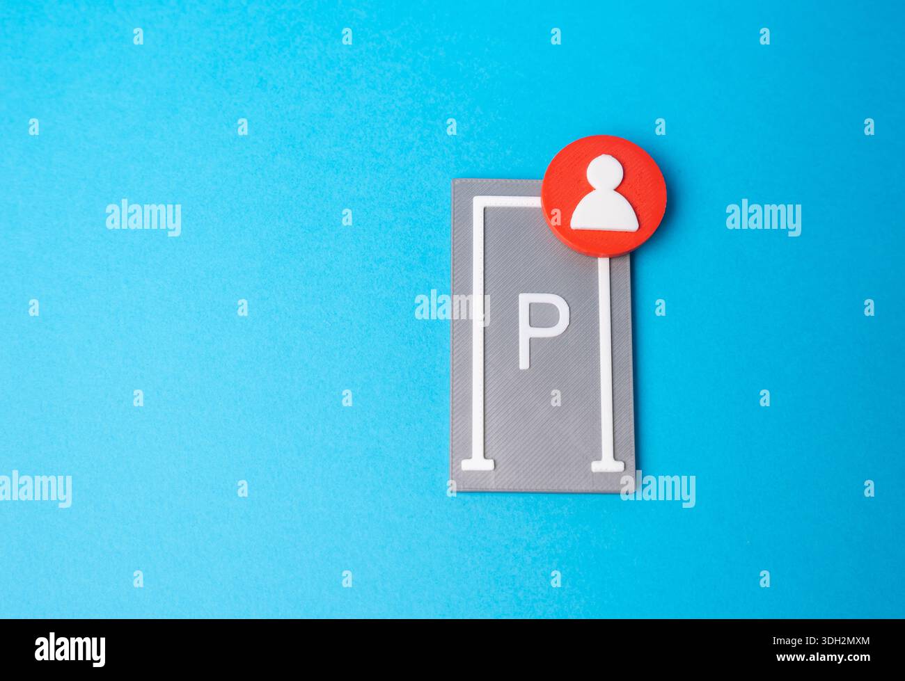 Persönlicher reservierter Parkplatz für Ihr Auto. Privates Zugangskonzept, täglicher Komfort und Sicherheit. Urban Lifestyle-Lösung, erstklassiger Komfort und Stockfoto