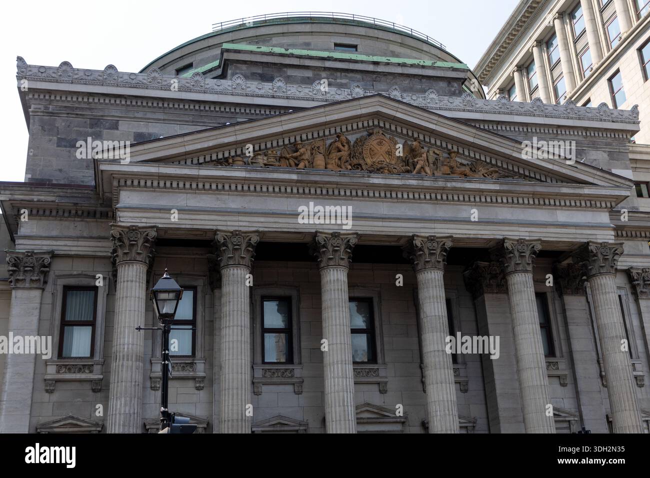 Montreal, Kanada - 2. August 2025: Hauptgebäude der Bank of Montreal in Old Montreal, Québec Stockfoto