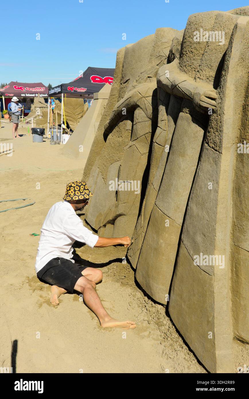 Sandskulptor bei der Arbeit bei der Sand Sculpting Competition & Exhibition, Parksville Beach Festival, August 2023, Parksville, BC, Kanada Stockfoto