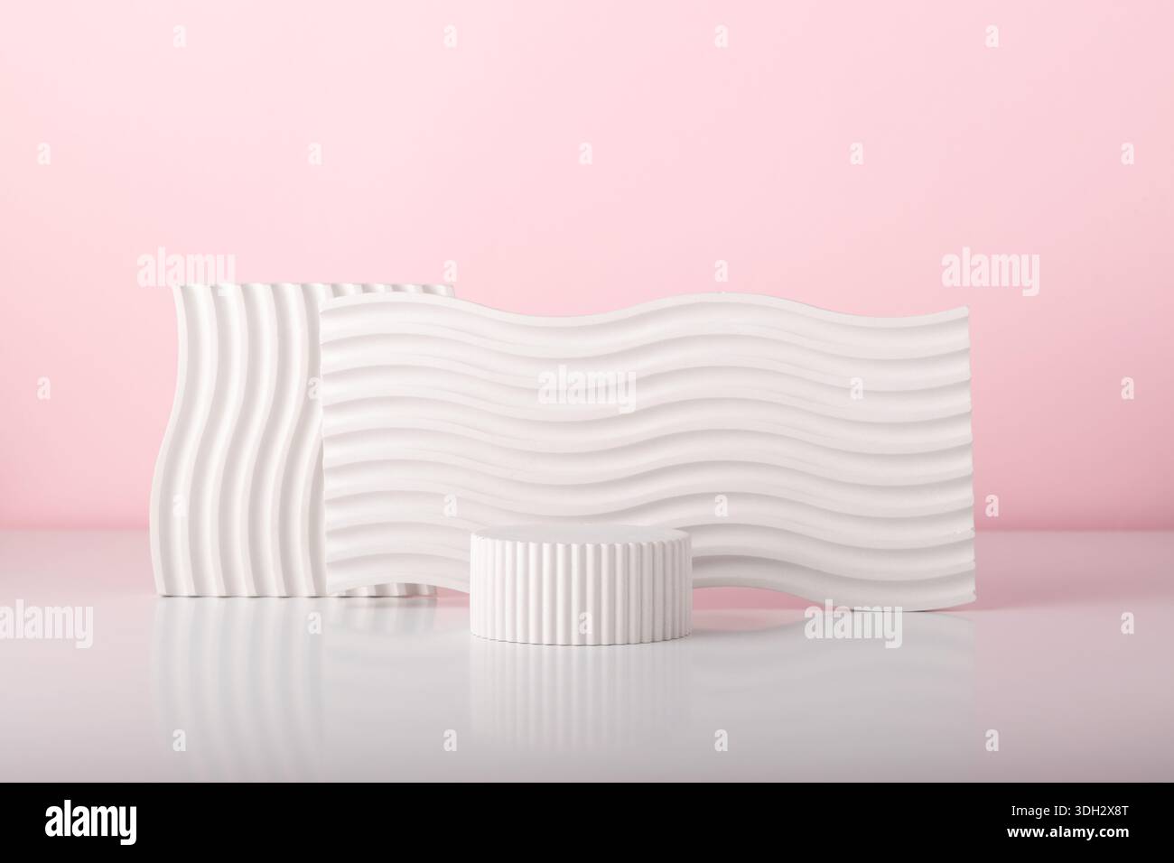 Minimales Konzept mit Gipsstützen auf rosa Hintergrund mit Kopierraum. Produktplatzierung oder -Designs. Stockfoto