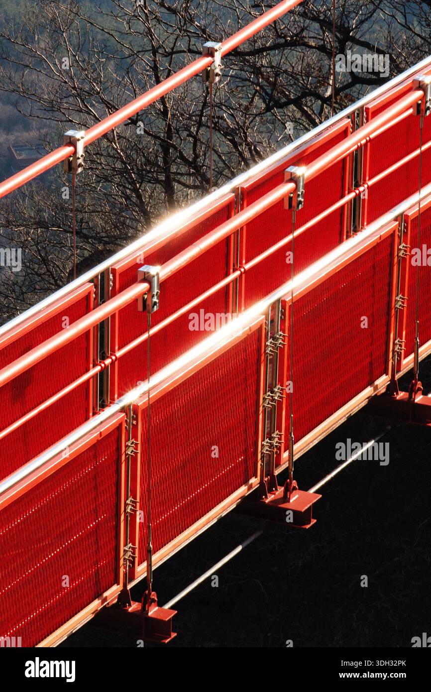 Rote Metallschutzbarriere auf einer Wolkenbrücke am Wolchulsan Mountain, klare lineare Struktur und auffällige Farbkontraste sorgen für einen starken urbanen Stil Stockfoto