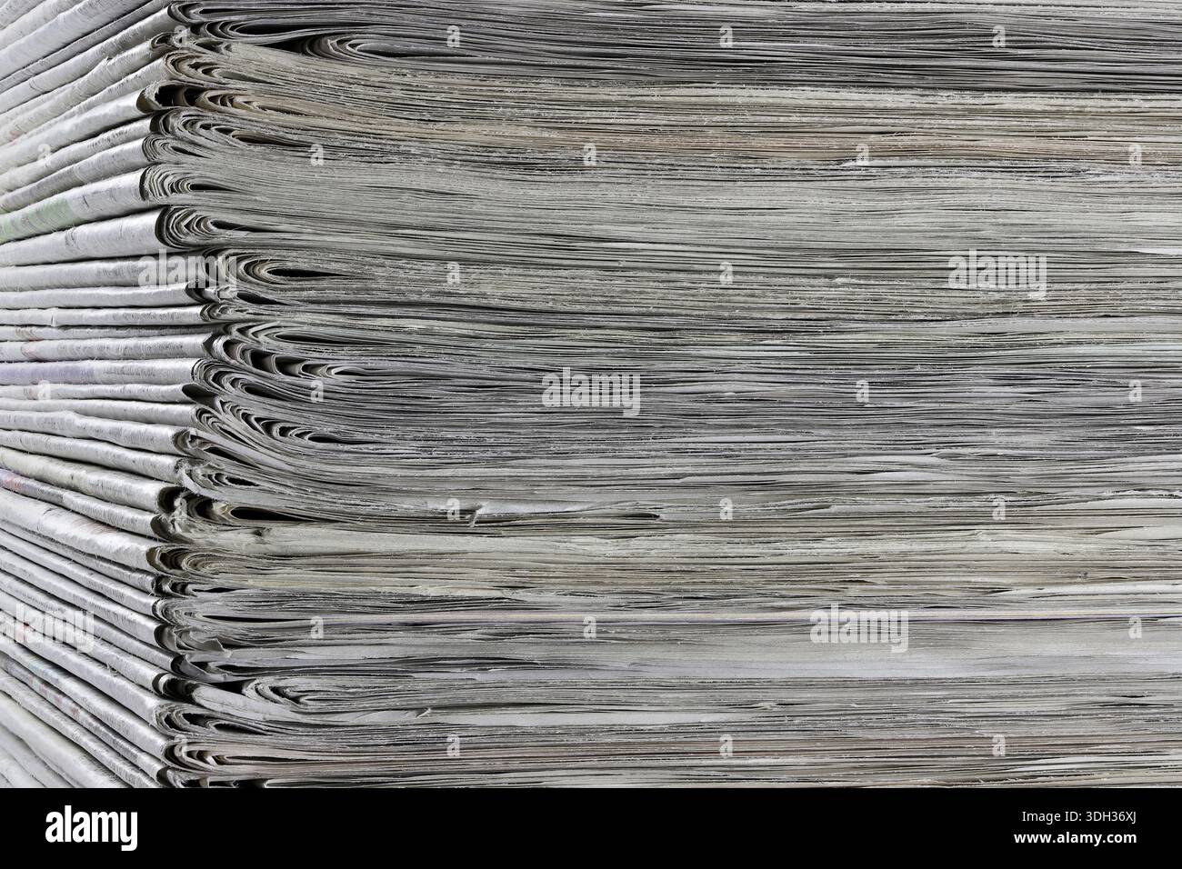 Ein Stapel alter Zeitungen Stockfoto