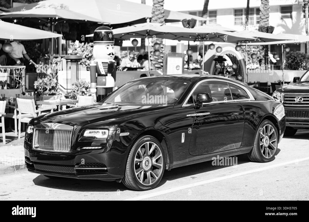 Miami, Florida, USA - 09. Dezember 2024: 2018 Rolls Royce Wraith. Luxuswagen von Rolls Royce Wraith. Auto von Rolls Royce Wraith parkt im Freien Stockfoto