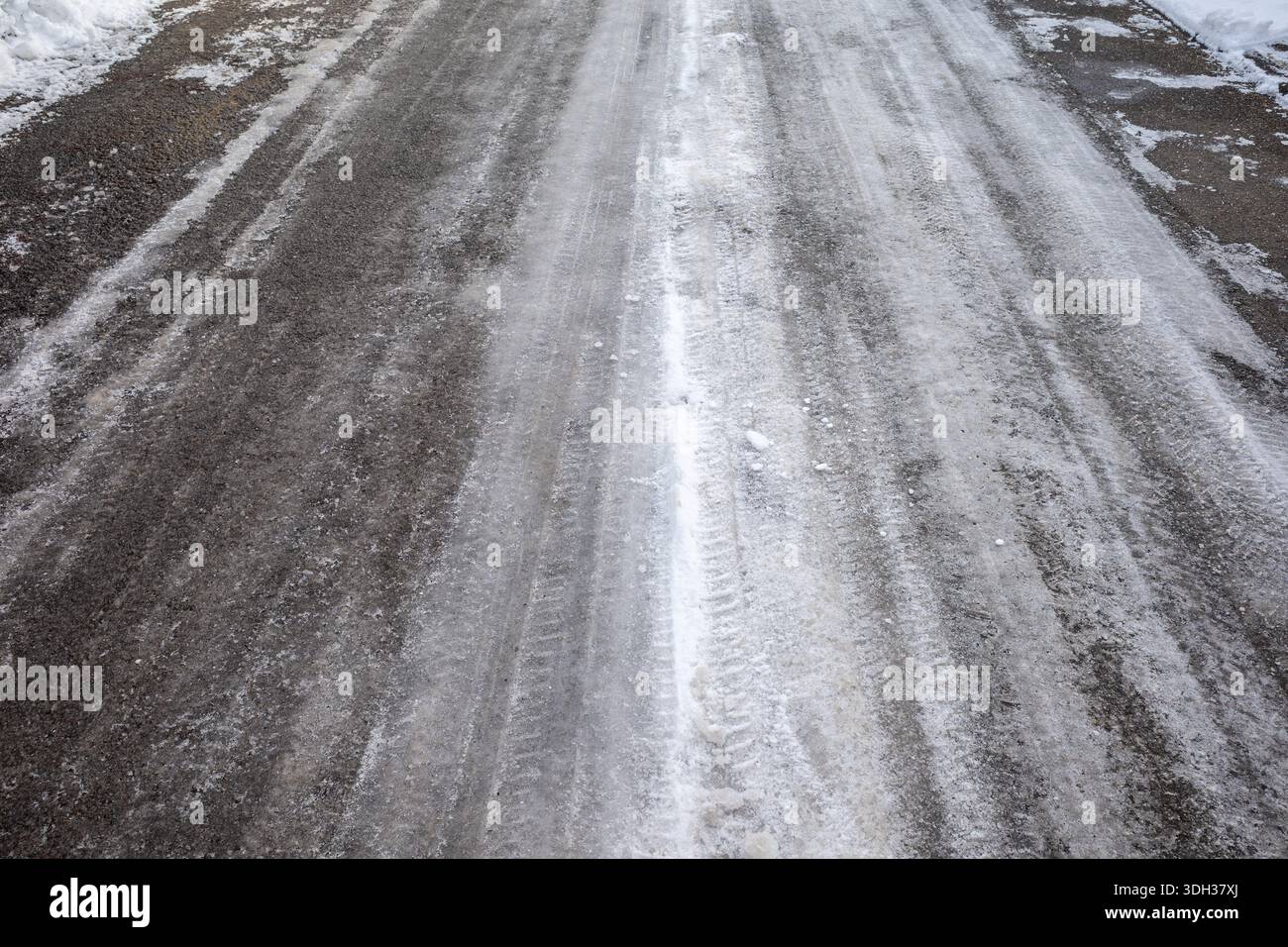 Eisschicht auf einer Seitenstraße in einem Wohngebiet Stockfoto