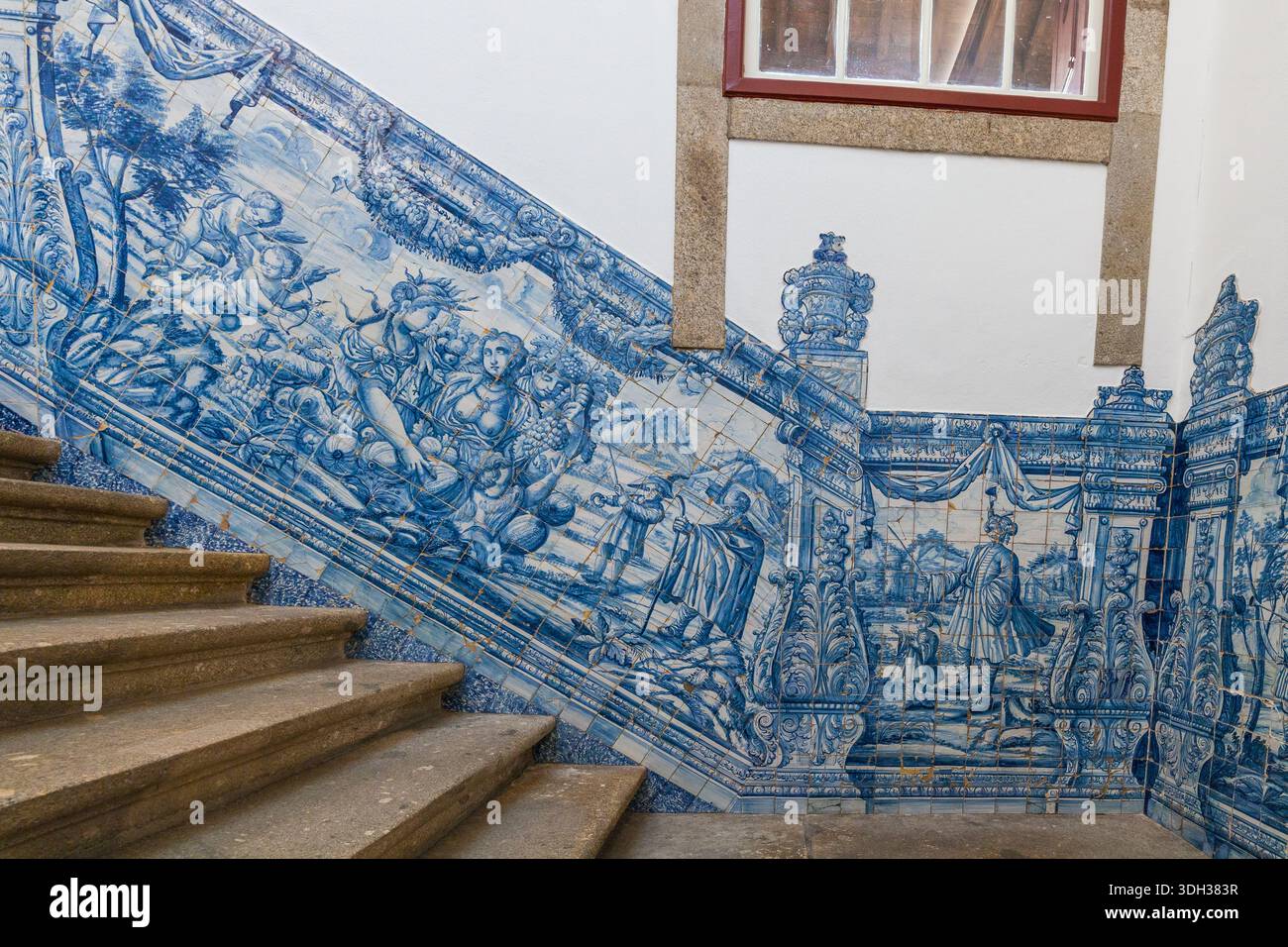 Biscainhos Museum. Braga. Blau-weiße Keramikfliesen-Treppe, die klassische mythologische Szenen mit Figuren, Cherubs, Landschaften und verzierten Szenen darstellt Stockfoto