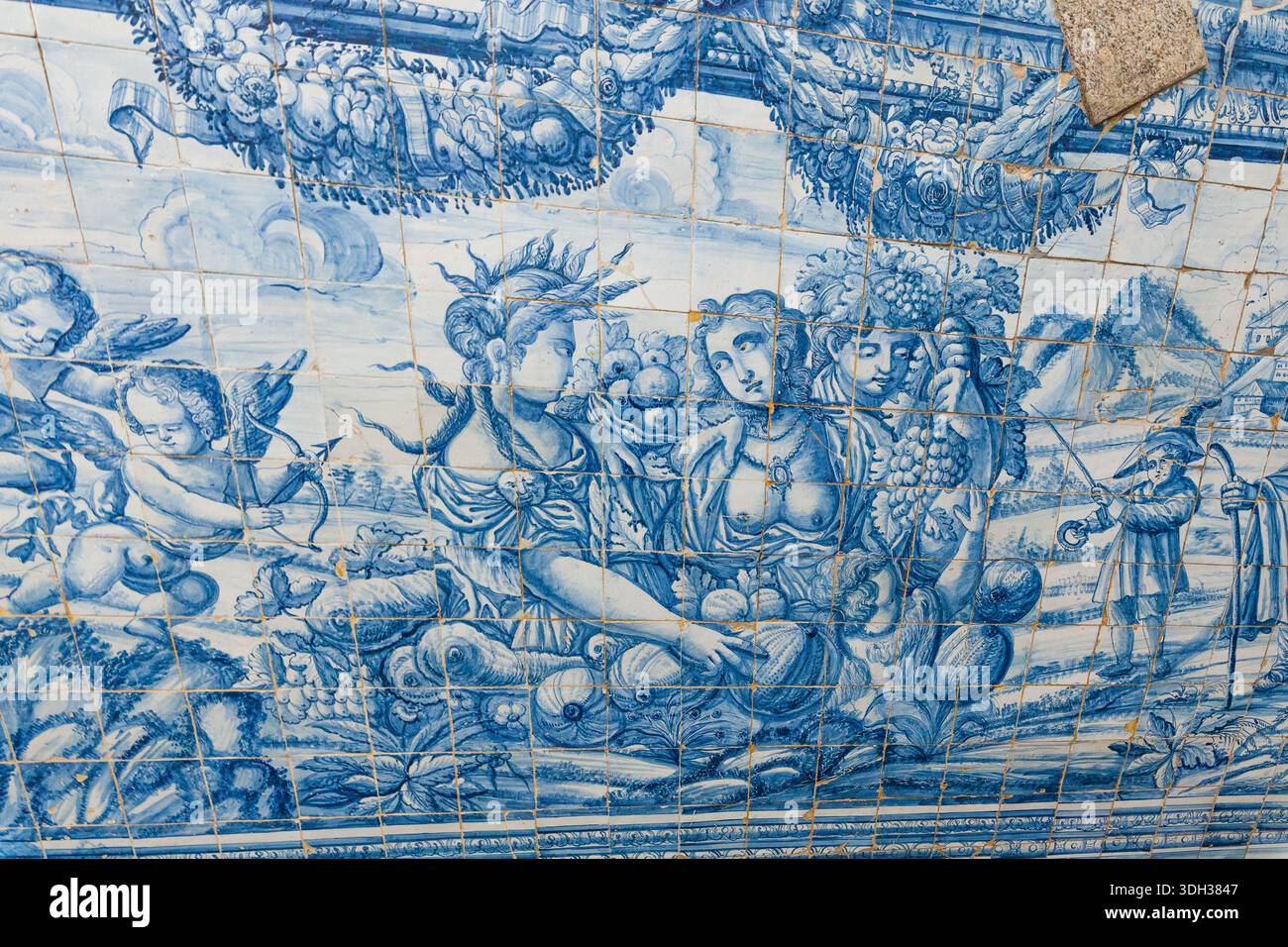 Biscainhos Museum. Braga. Ein detailliertes blau-weißes Keramikfliesen-Wandbild zeigt eine mythologische Szene mit Figuren, Cherubs und reichlich Obst Stockfoto