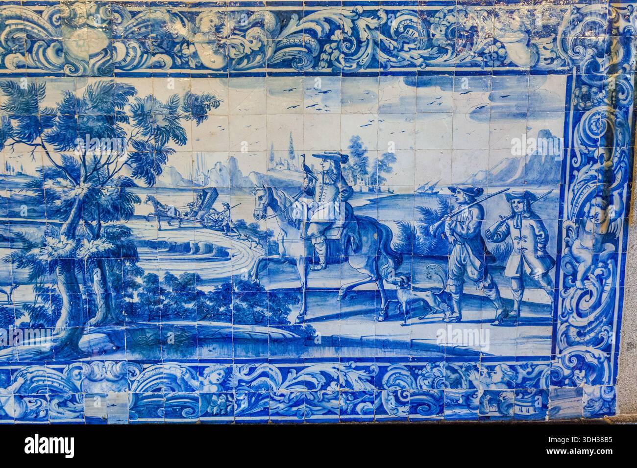 Biscainhos Museum. Braga. Ein detailreiches blau-weißes Keramikfliesenbild zeigt eine historische Jagdszene mit Figuren zu Pferd und zu Fuß, Roch Stockfoto