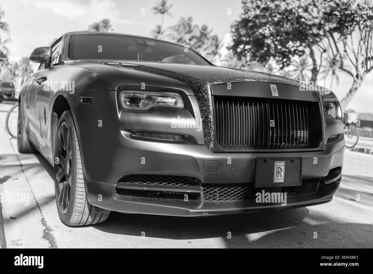 Miami, Florida, USA - 17. Dezember 2024: Roter Luxuswagen des Rolls Royce Wraith-Modells. Auto von Rolls Royce parkt im Freien. Rollt Royce Wraith, Winkelansicht Stockfoto