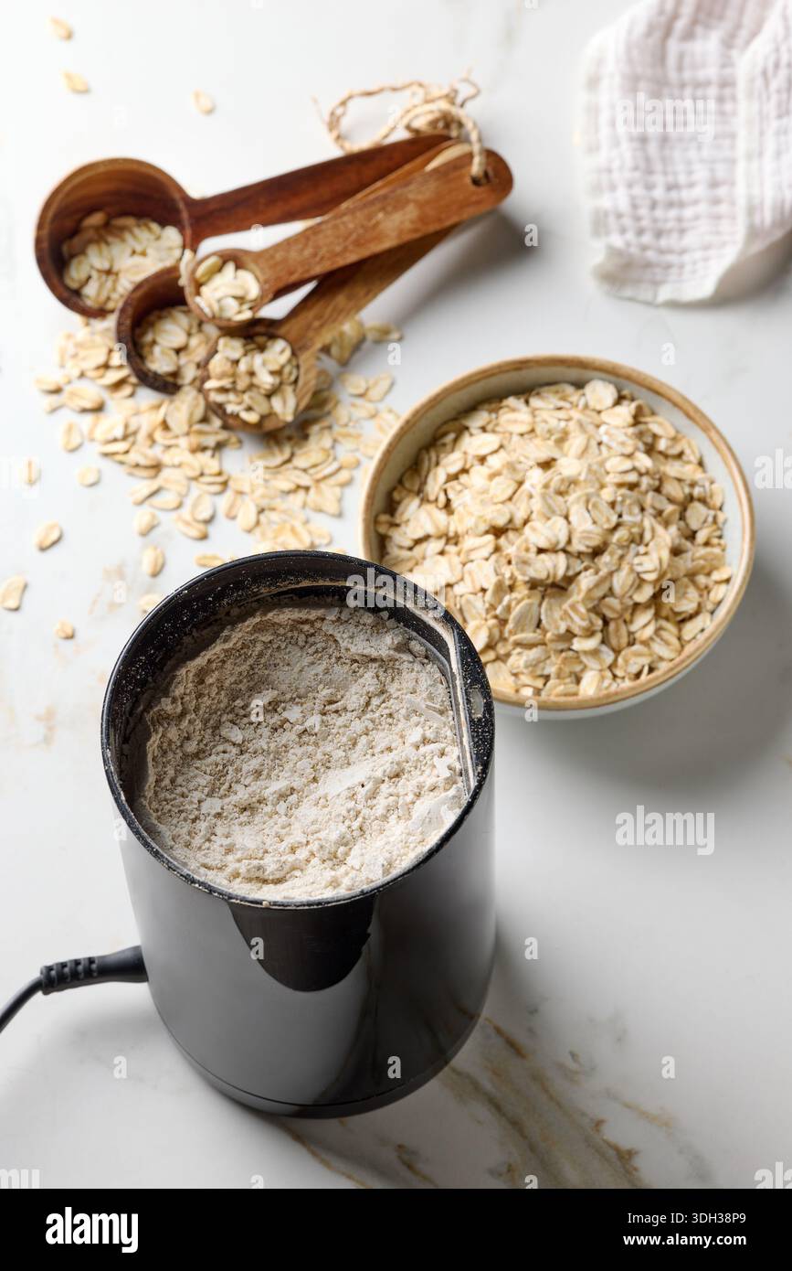 Gesundes pflanzliches Proteinpulver für vegane Mahlzeiten auf weißem Küchentisch, Draufsicht Stockfoto