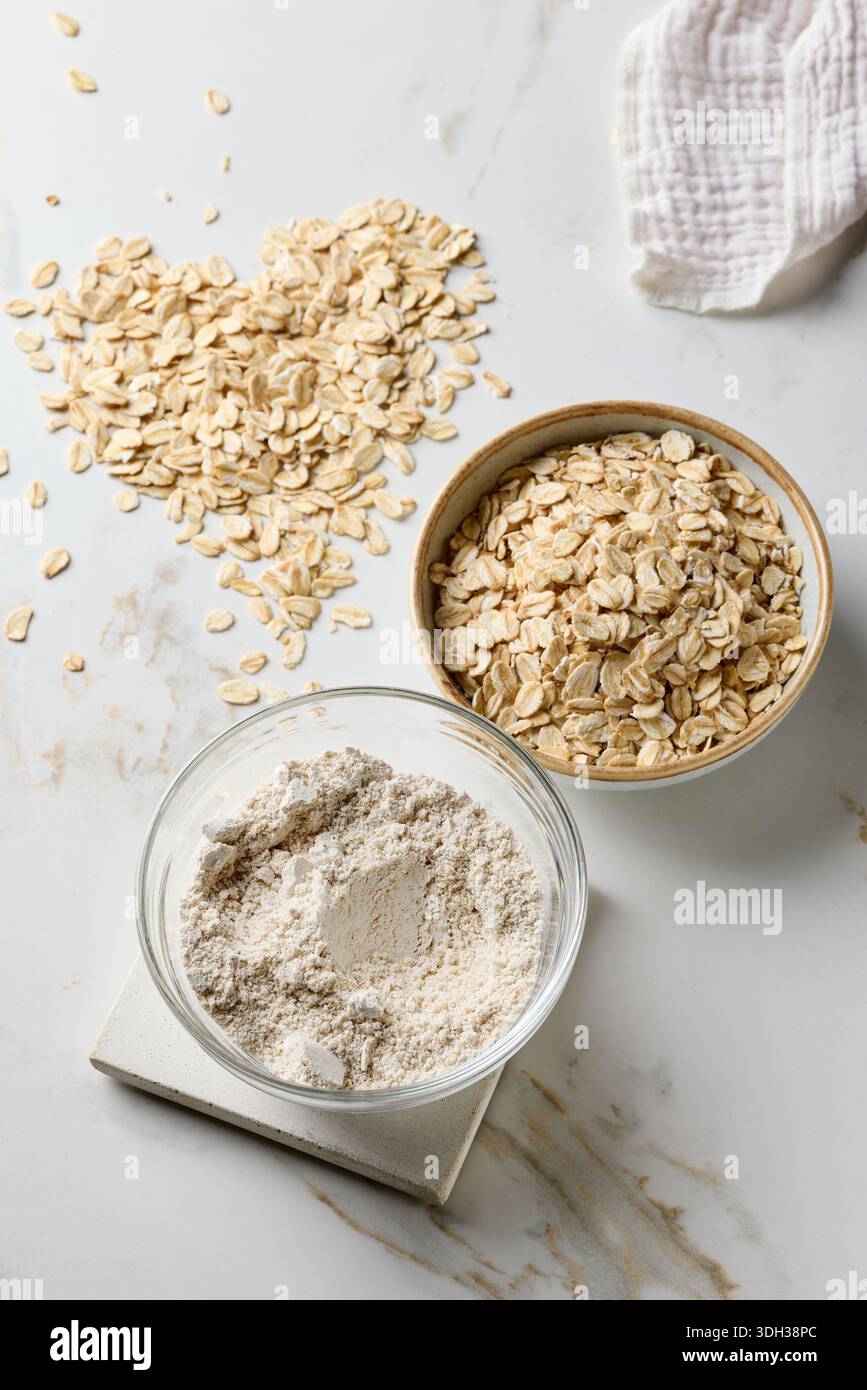 Gesundes pflanzliches Proteinpulver für vegane Mahlzeiten auf weißem Küchentisch, Draufsicht Stockfoto