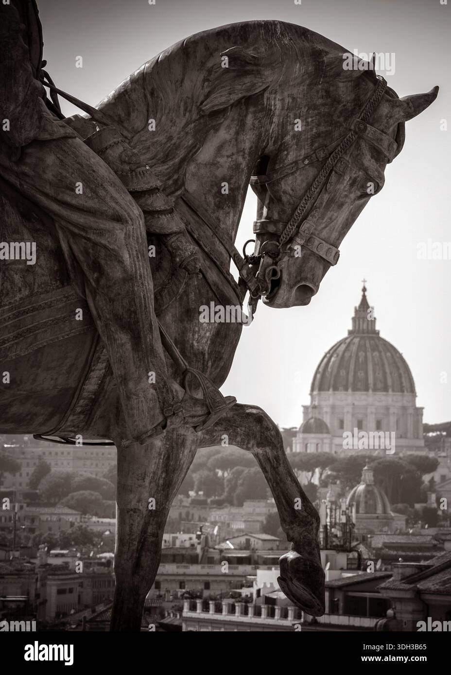 Detail aus der Reiterstatue von Victor Emmanuel II. Mit dem Petersdom im Hintergrund, Rom, Italien Stockfoto
