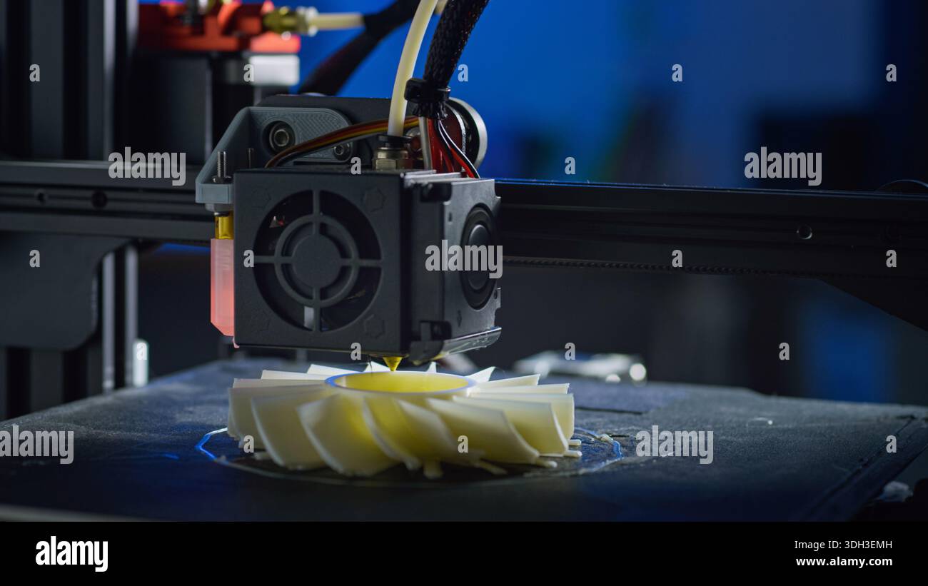 Ein 3D-Drucker erstellt einen Prototyp aus Kunststoff mit additiver Fertigung an einem sauberen Arbeitsplatz. Dies unterstreicht Automatisierung und Präzision. Stockfoto