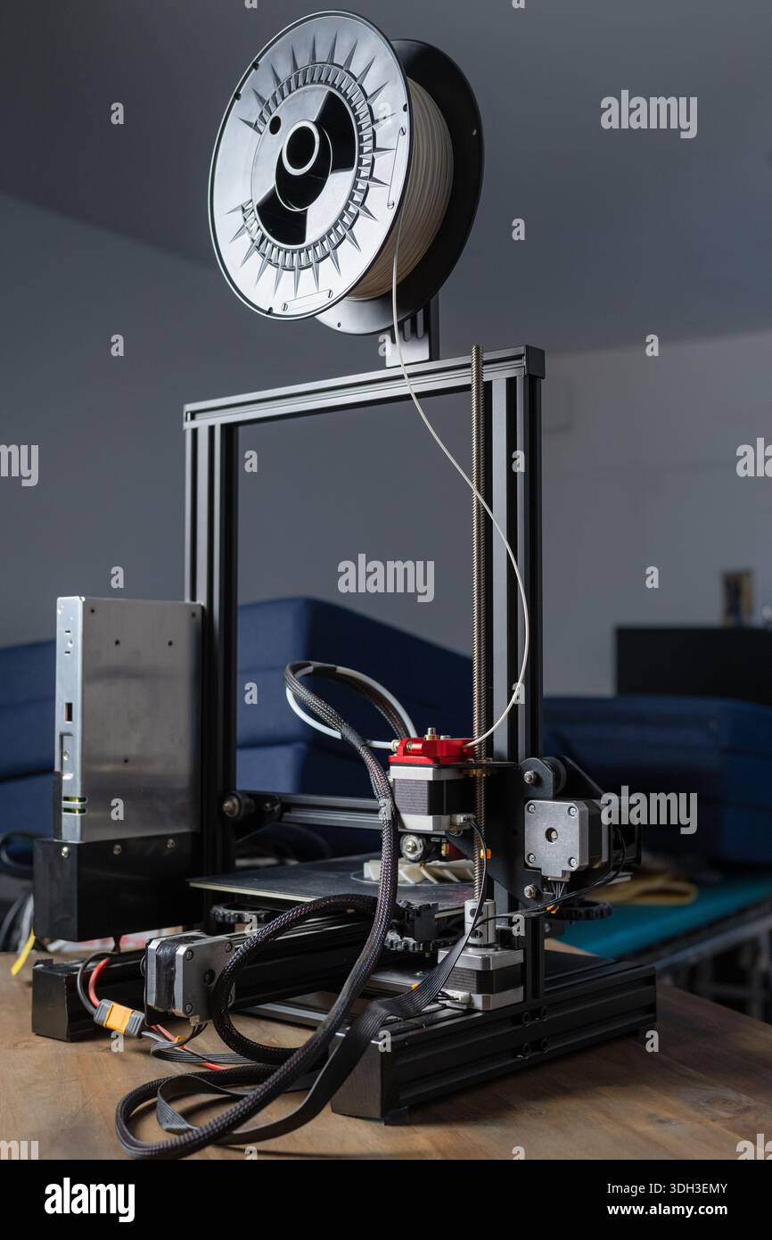 Der 3D-Drucker erstellt einen Prototyp aus Kunststoff mithilfe additiver Fertigung in einem professionellen Arbeitsbereich mit Schwerpunkt auf Präzisionstechnologie. Stockfoto