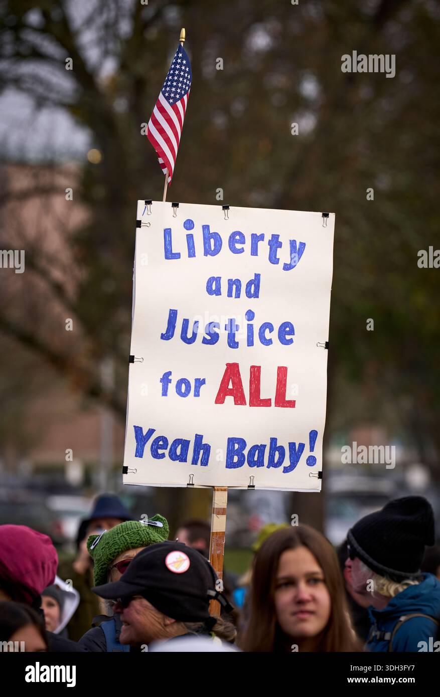 Ein Teilnehmer hält ein Schild während eines marsches zum Gedenken an den Geburtstag von Pfarrer Dr. Martin Luther King in Eugene, Oregon, am 19. Januar 2026. Stockfoto