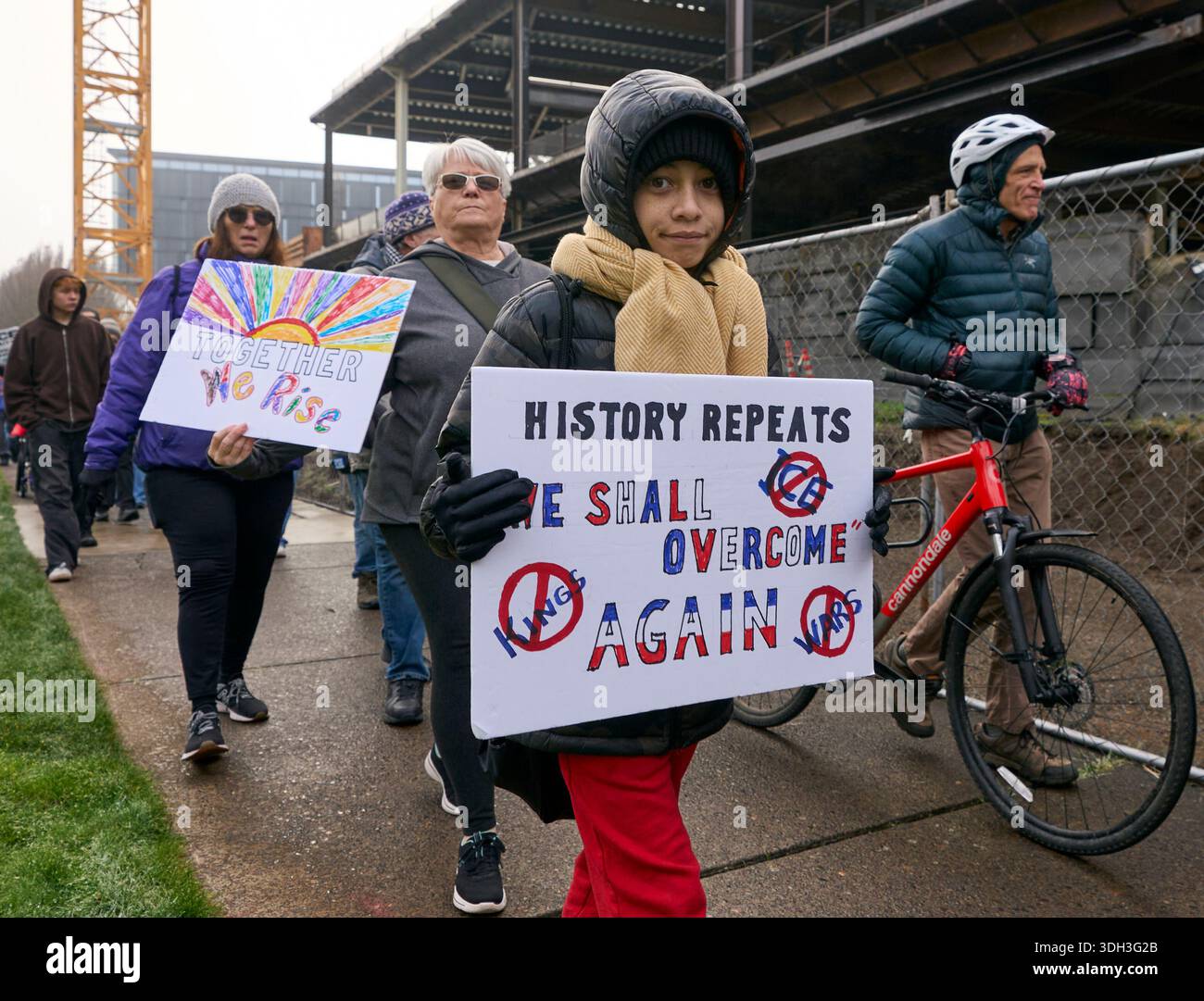 Ein Mädchen hält ein Schild während eines marsches zum Geburtstag von Pfarrer Dr. Martin Luther King in Eugene, Oregon, am 19. Januar 2026. Stockfoto