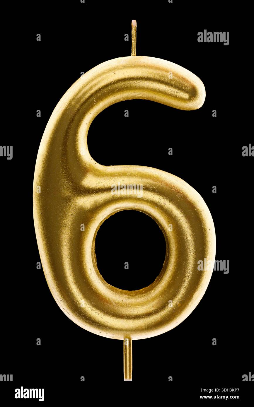 Goldkerze Nummer 6 isoliert auf schwarzem Hintergrund Stockfoto