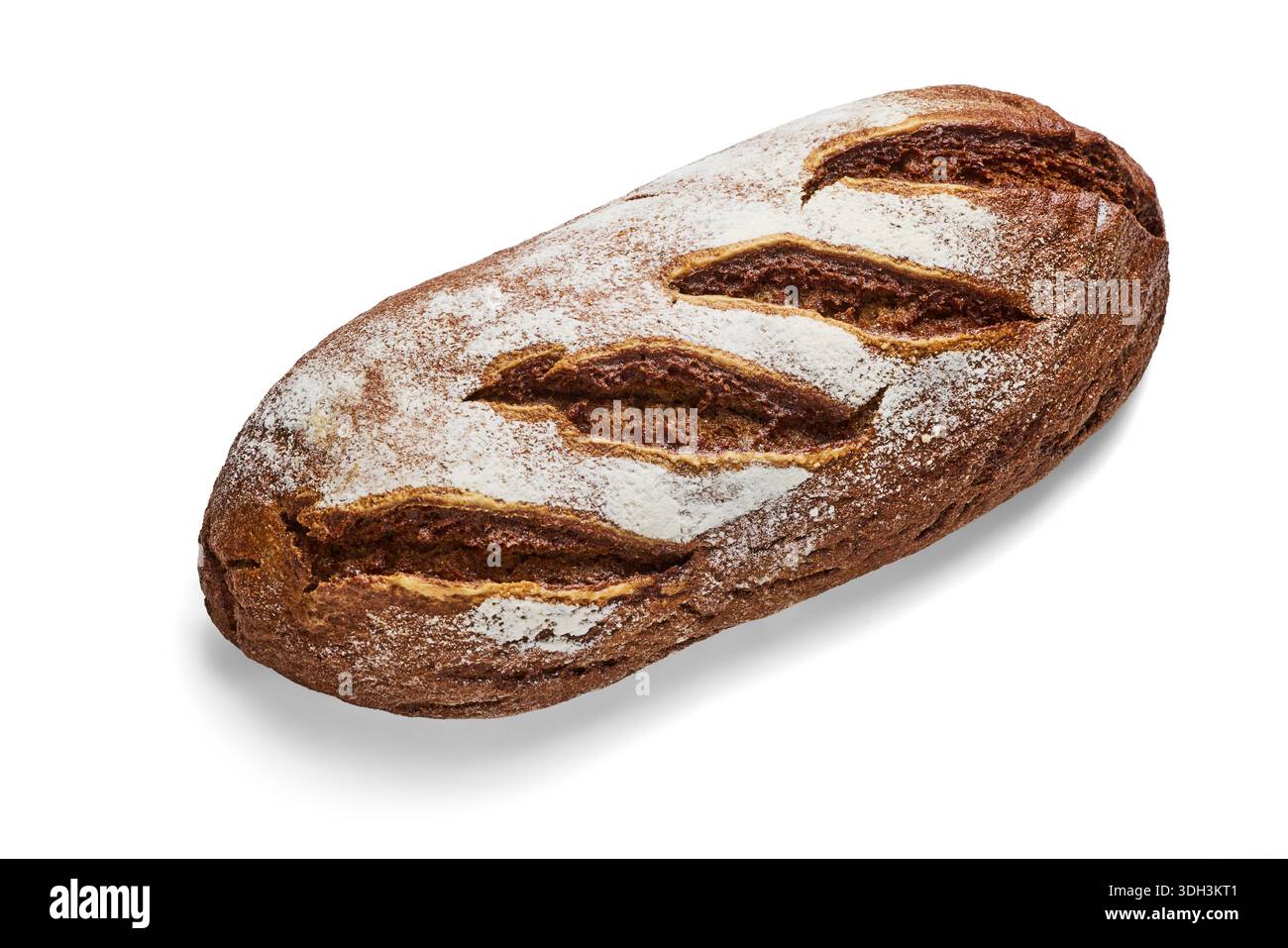 Roggenbrot mit dunkler Kruste. Blick von oben auf Roggenbrot isoliert auf weißem Hintergrund Stockfoto