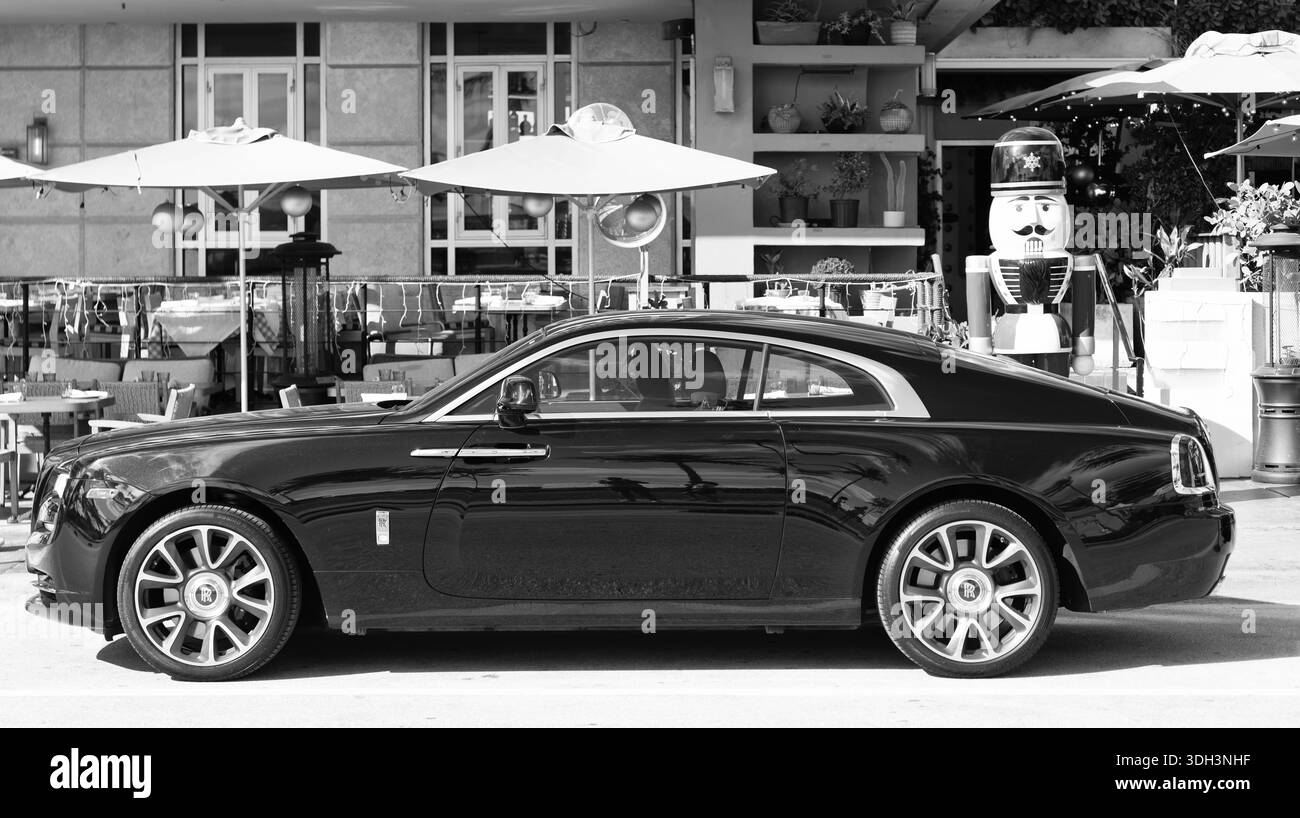 Miami, Florida, USA – 09. Dezember 2024: Black 2018 Rolls Royce Wraith. Luxuswagen von Rolls Royce Wraith. Auto von Rolls Royce Wraith parkt im Freien Stockfoto