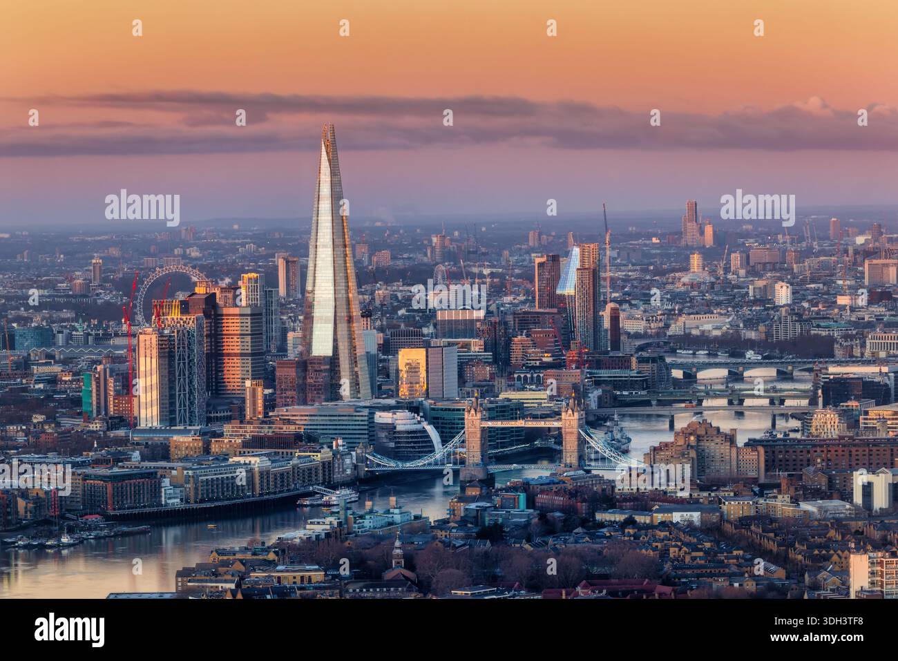 Erhöhter Blick auf die Skyline der Stadt London mit Tower Bridge und Shard Gebäude, das das erste Sonnenlicht während eines kalten Wintersonnenaufgangs reflektiert Stockfoto