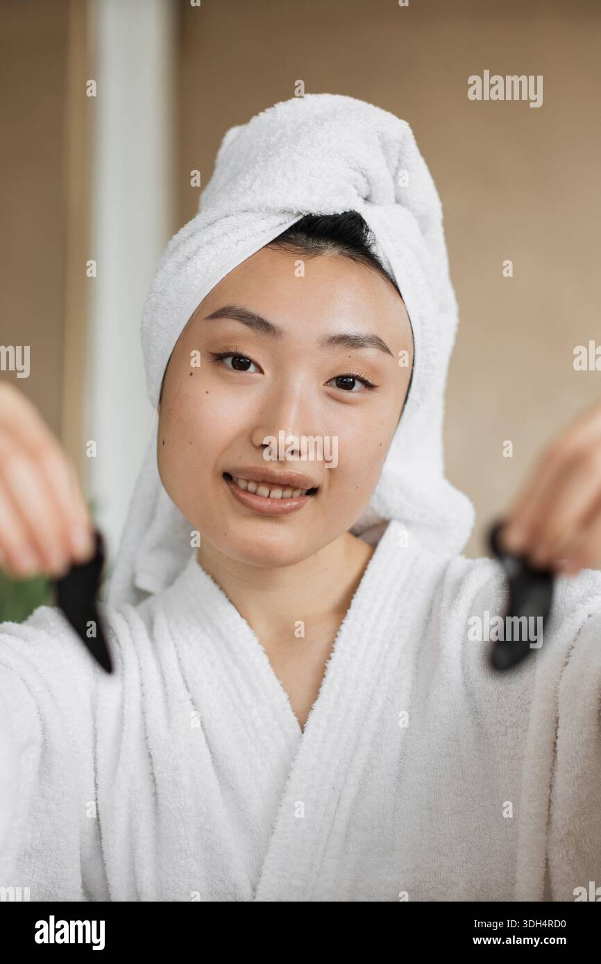 Frau Mit Gua Sha Tools Stockfoto