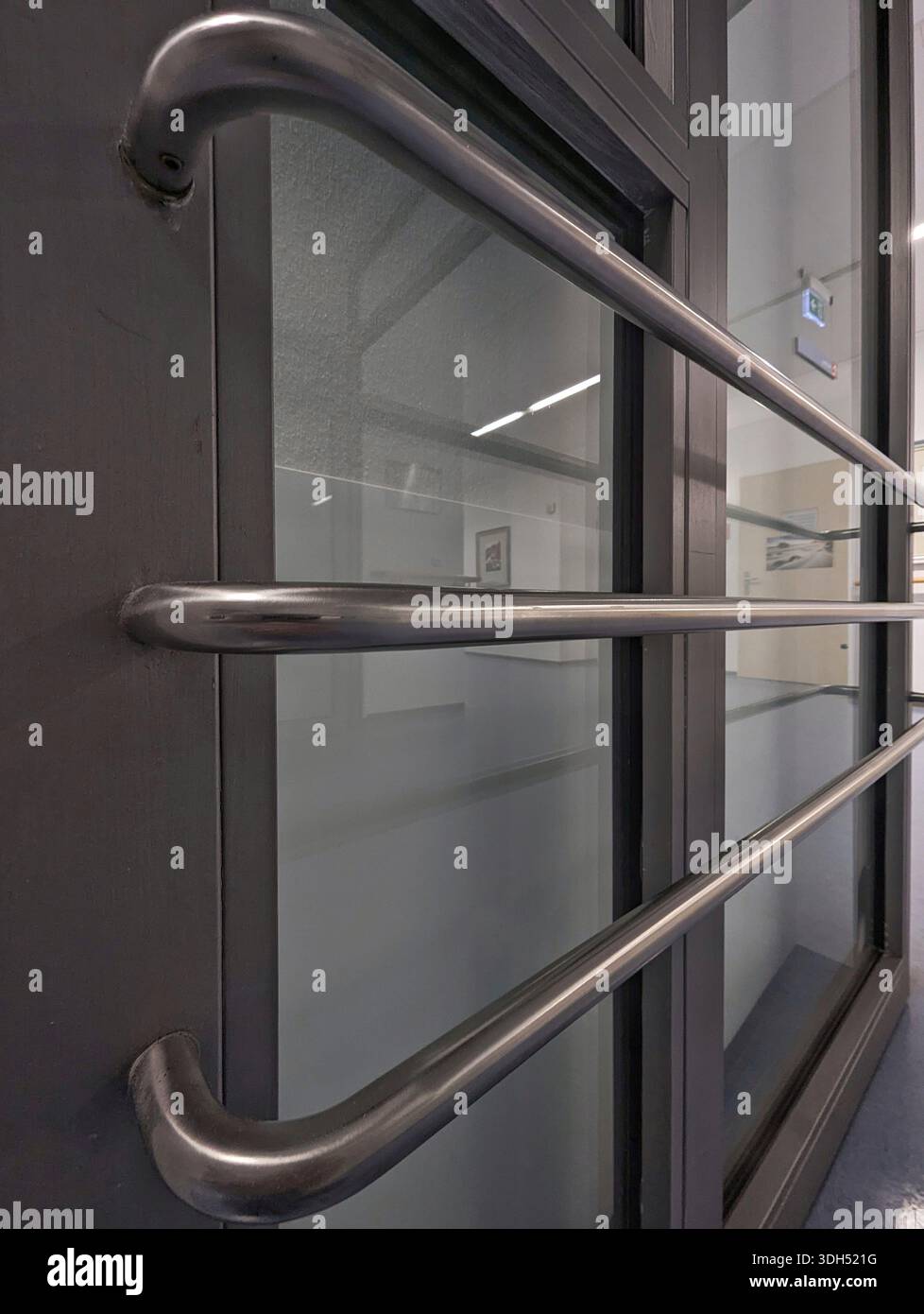 Stahlgeländer Über Glastür Am Büroeingang, Elegante Geschäftslobby Mit Reflektionen Und Polierten Schläuchen, Facility Manager Bewertet Fi Stockfoto
