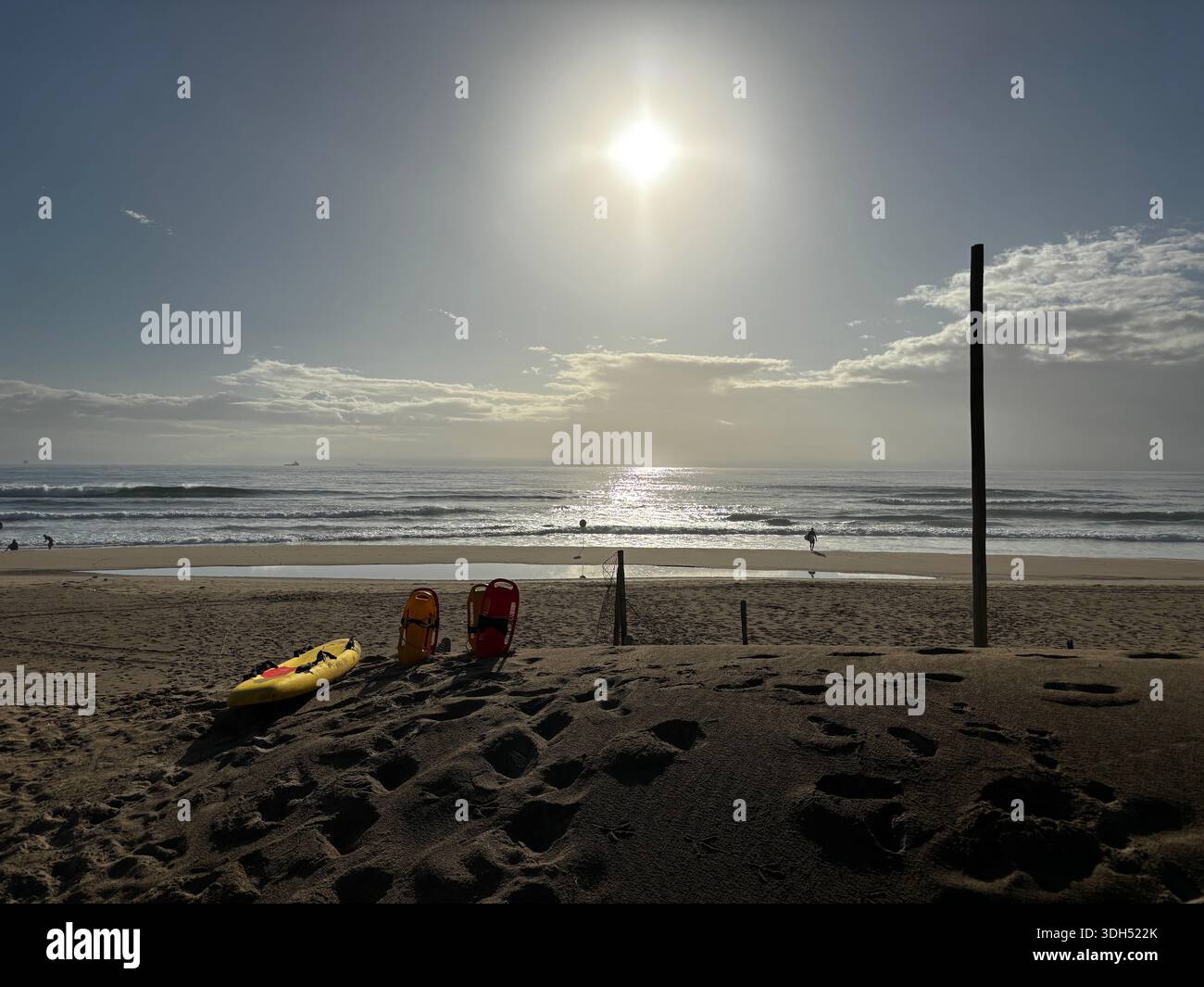 Rettungsausrüstung am Ufer eines Durban Strandes. Stockfoto