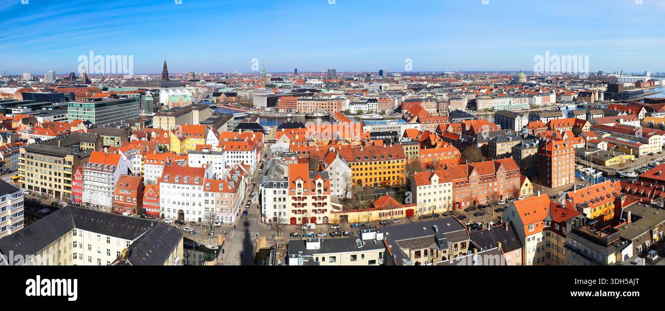 Blick auf die Architektur der Innenstadt von Kopenhagen von oben - von der Erlöserkirche Stockfoto