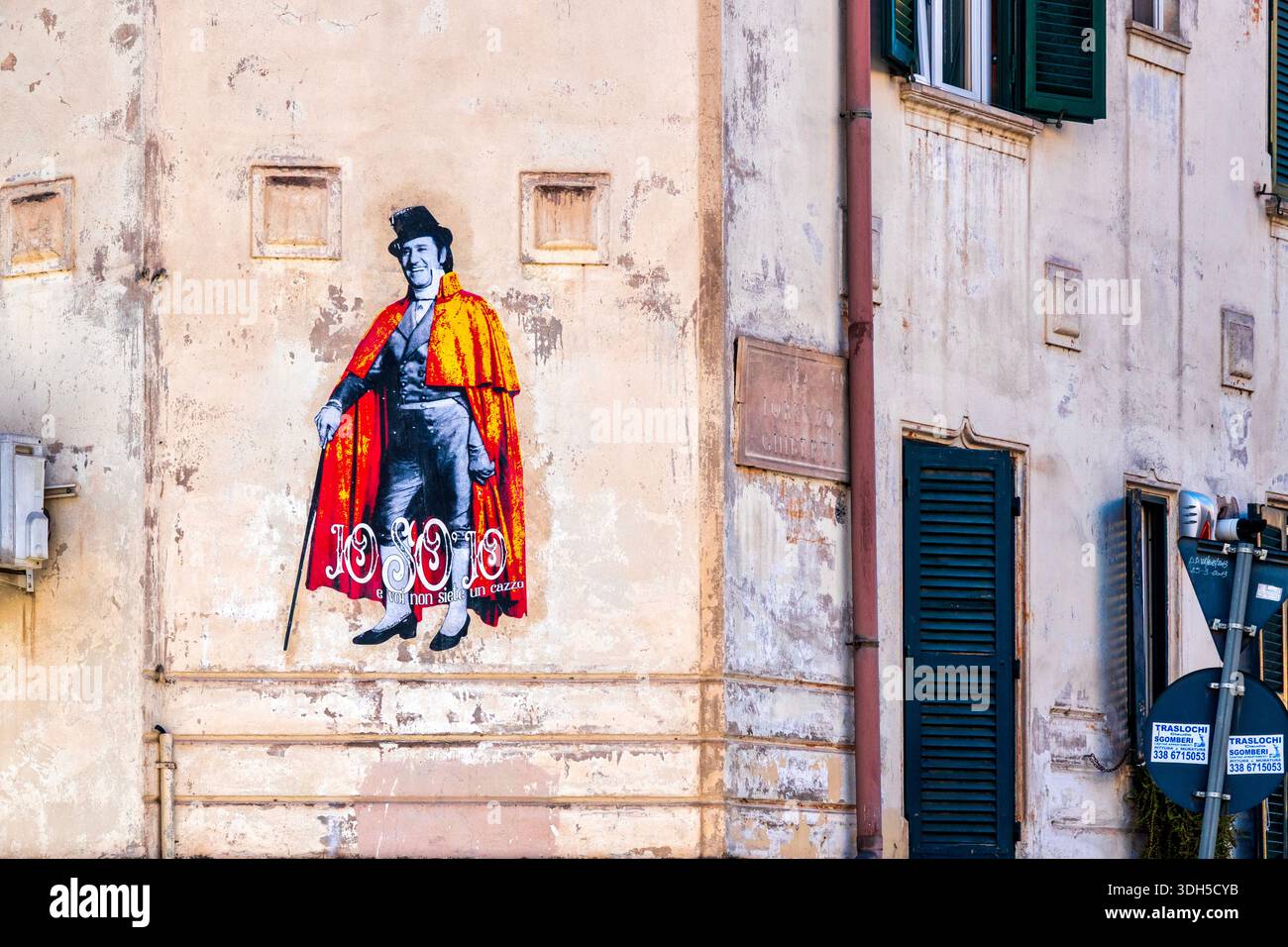 Schablonenkunst auf verwitterter Wand mit der Darstellung des Marchese del Grillo in rotem cape, Testaccio, Rom, Italien. Stockfoto