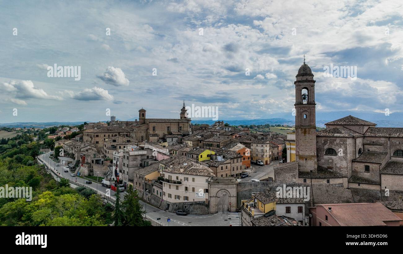 Fesselnder Blick auf eine historische italienische Stadt mit uralter Architektur, verwinkelten Straßen und einer atemberaubenden Landschaft, die den Cha hervorhebt Stockfoto